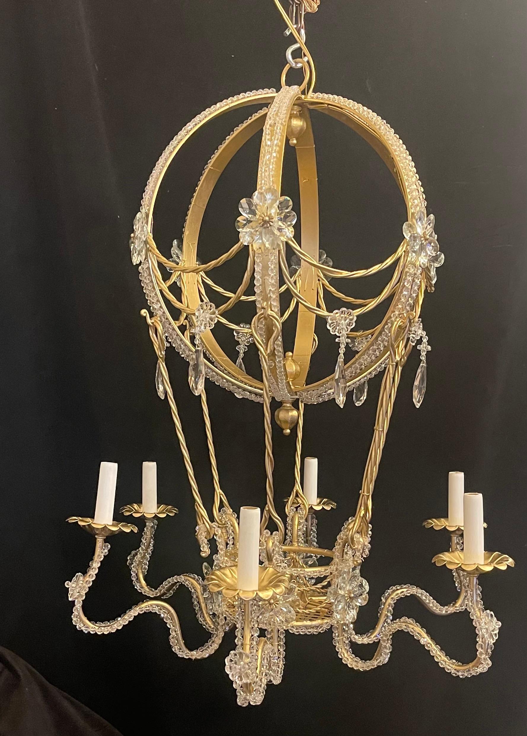 Merveilleuse montgolfière en cristal perlé avec panier et 6 bras
chacun est recâblé avec des douilles candélabres . Le fer doré présente une patine dorée qui ajoute au charme de ce beau lustre de grande taille.

