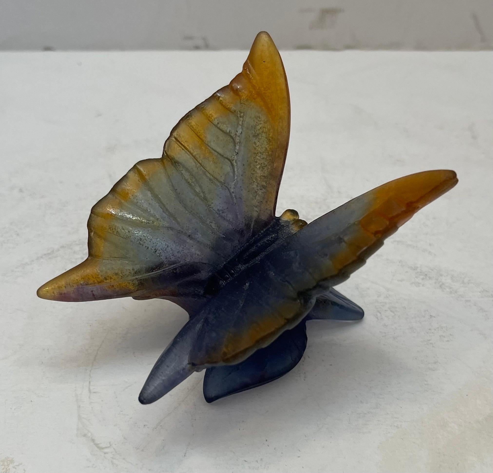 Ein wunderbarer Kristall Daum Pate De Verre Papillon Schmetterling auf einem Blatt sitzend  & Blumen-Skulptur Briefbeschwerer 