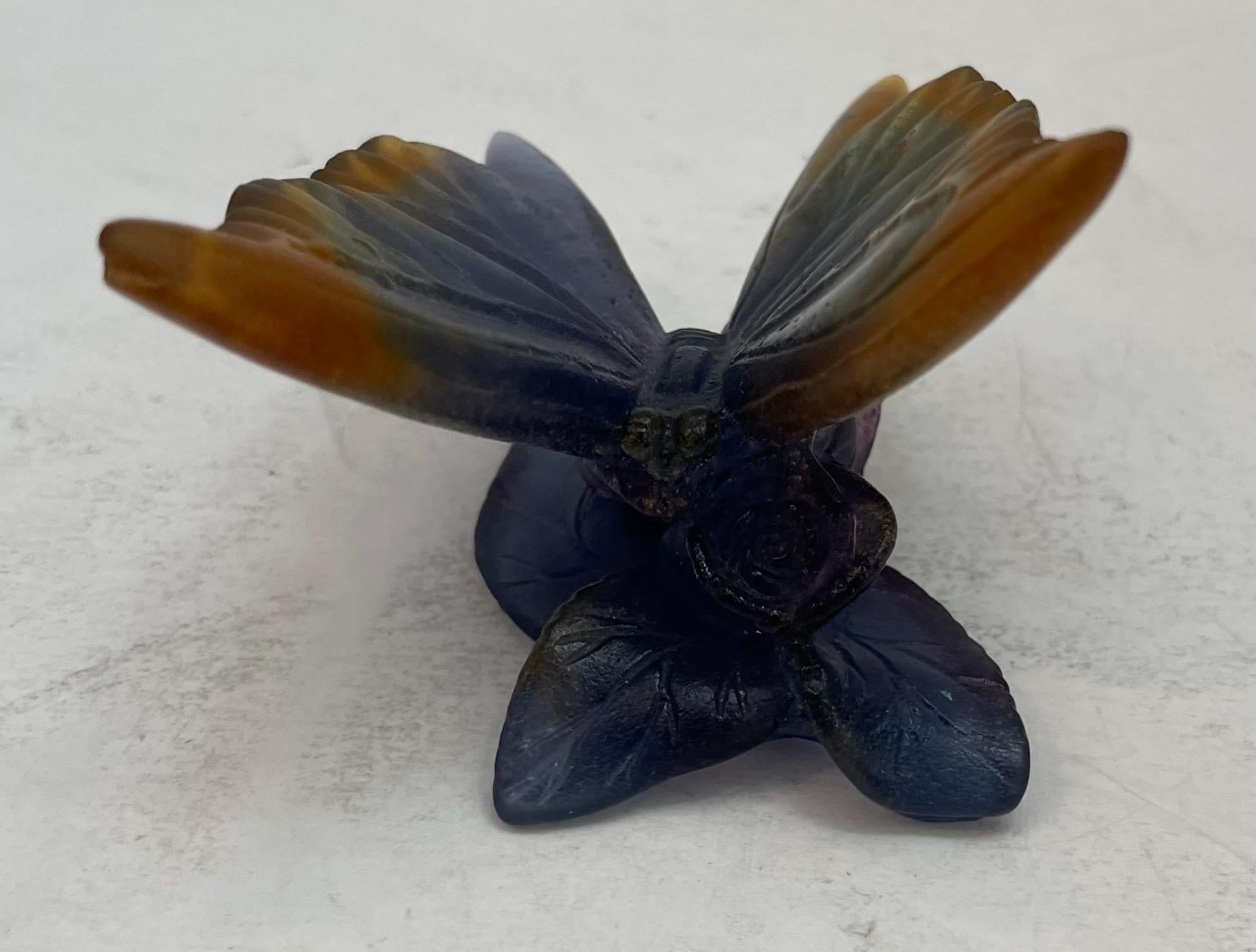 Wunderschöne Kristall-Blumenskulptur von Daum Pate De Verre Papillon mit Schmetterling auf Blatt aus Kristall (Französisch) im Angebot