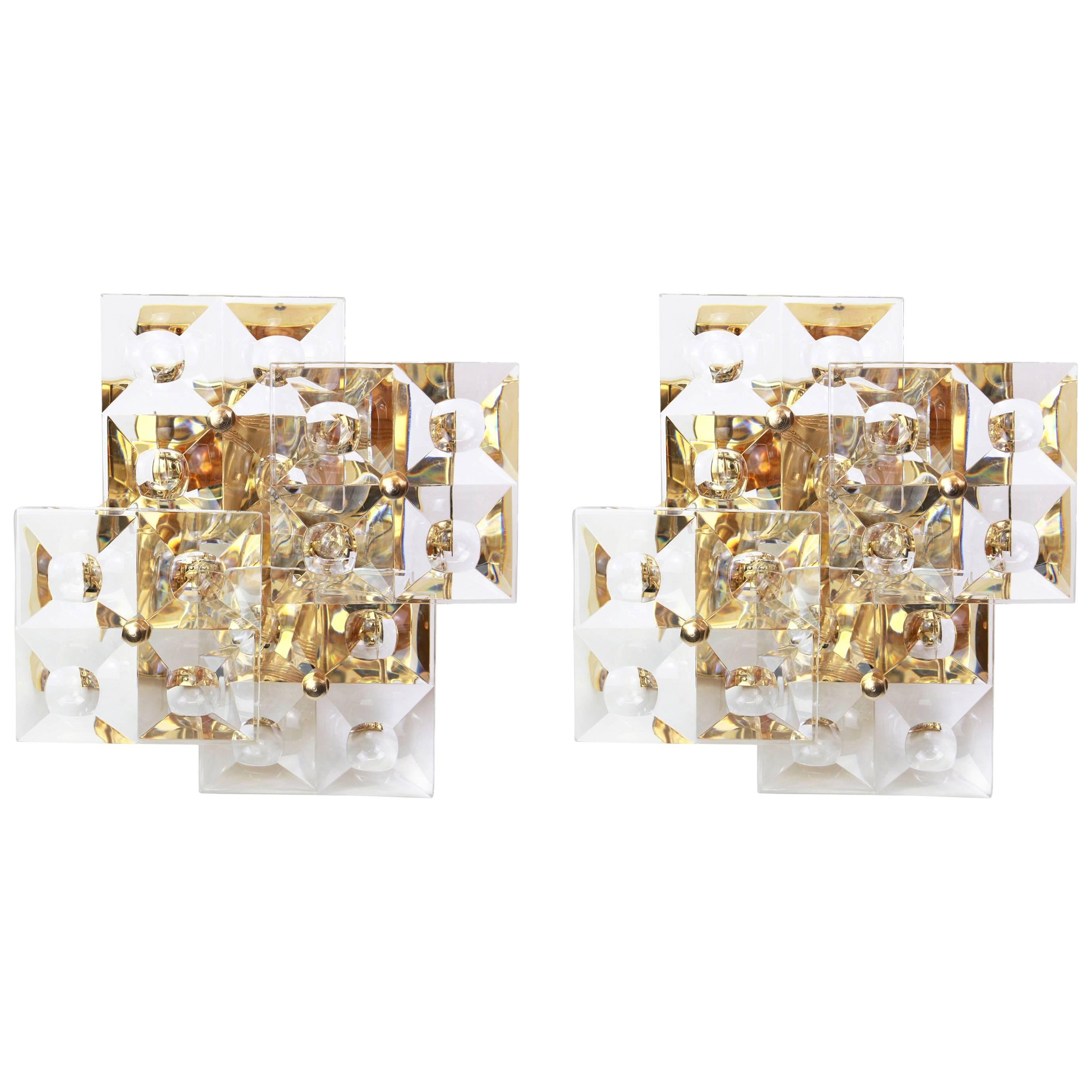 Ein wunderschöner goldener Wandleuchter mit Kristallgläsern, hergestellt von Kinkeldey, Deutschland, ca. 1970-1979. Es besteht aus Kristallglasstücken auf einem vergoldeten Messingrahmen.
Aus der Serie: Imperial (siehe letztes Bild)

Das Beste