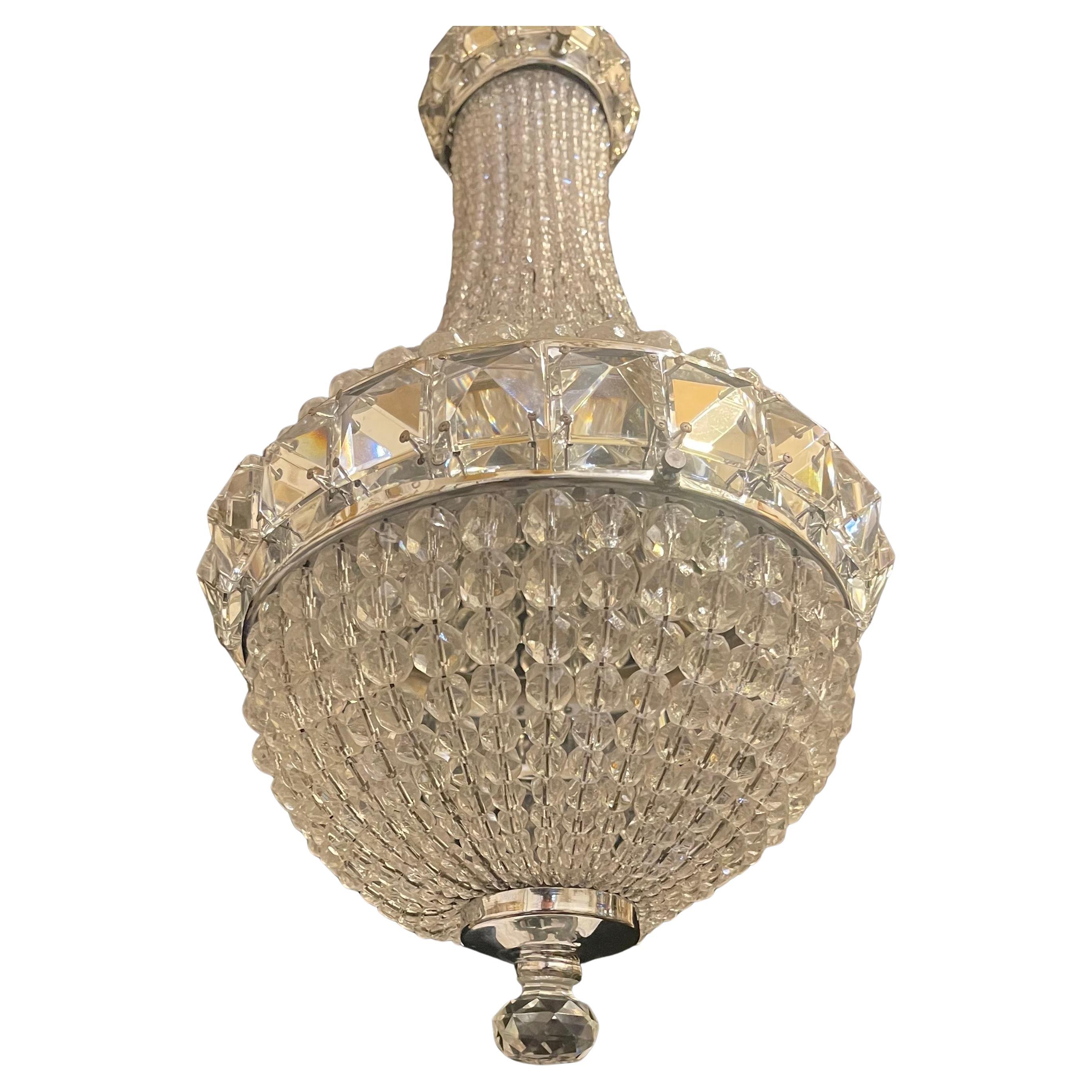 Una splendida lampada a sospensione in cristallo perlato e nichel lucido, ricablata con una presa Edison e pronta per essere installata con baldacchino e ferramenta di montaggio.