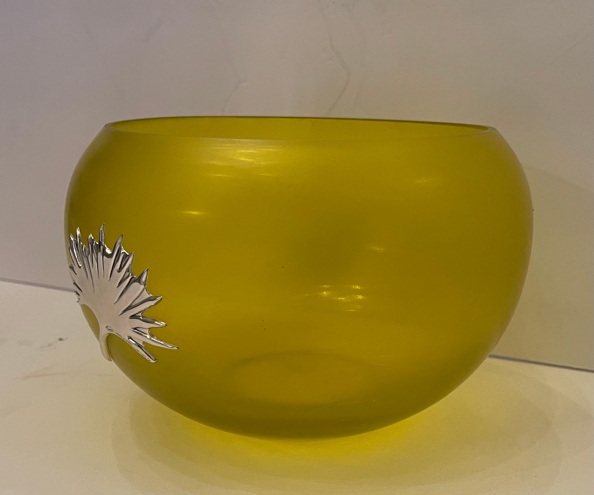 Meravigliosa ciotola in vetro artistico giallo di Murano con una foglia di palma in ormù montata con la scritta 