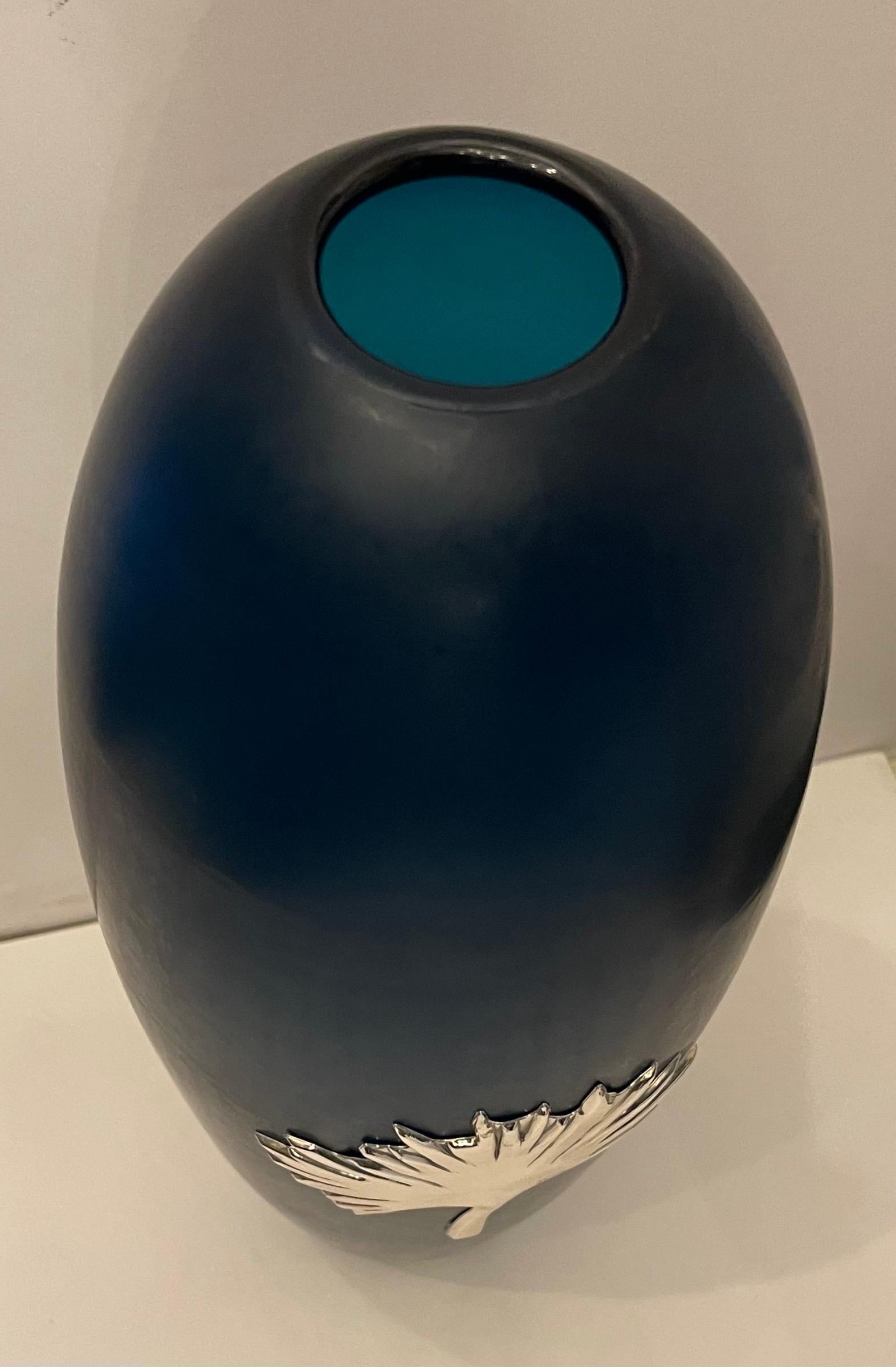 Merveilleux vase en verre d'art bleu italien de Murano avec un montage de feuilles de palmier en bronze doré portant la mention 