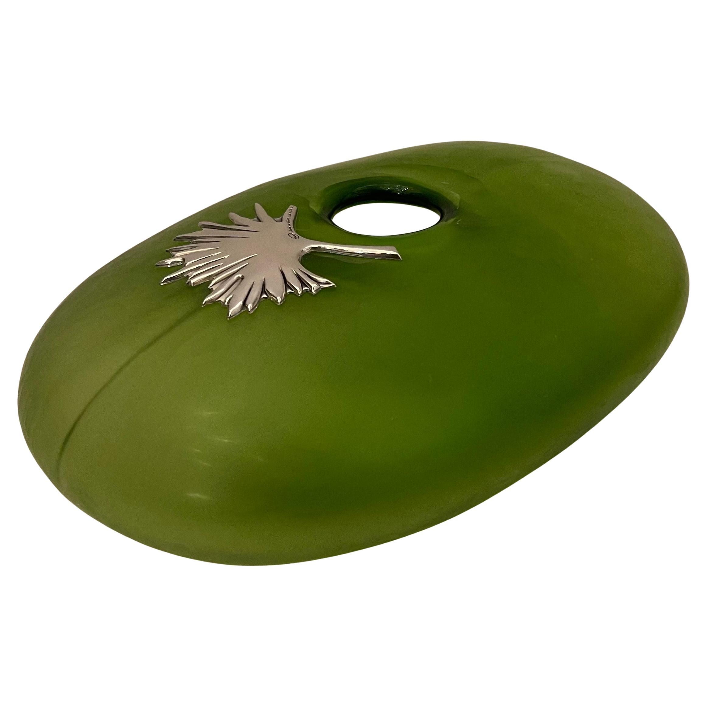 Merveilleux vase en verre d'art vert de Murano avec une feuille de palmier en bronze doré surmontée de la mention 