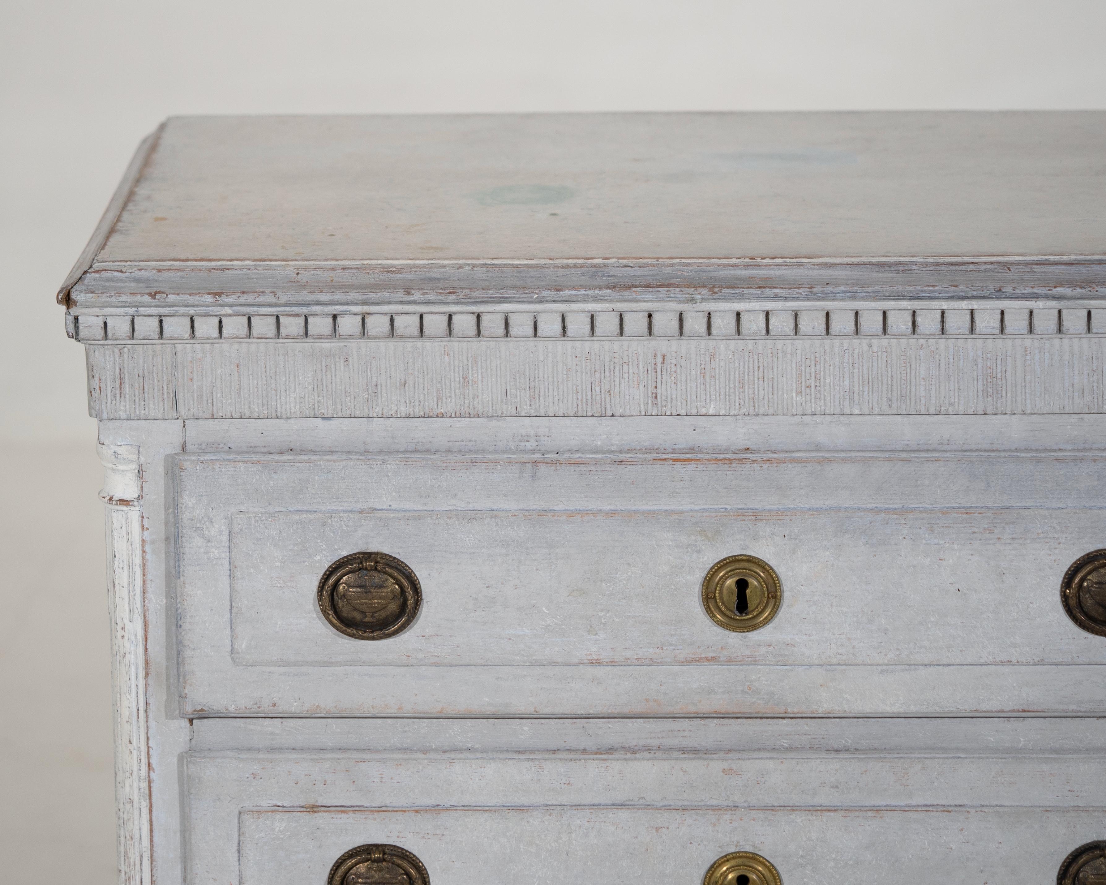 Merveilleuse commode danoise avec coloums et sculptures, 19e siècle Bon état - En vente à Aalsgaarde, DK