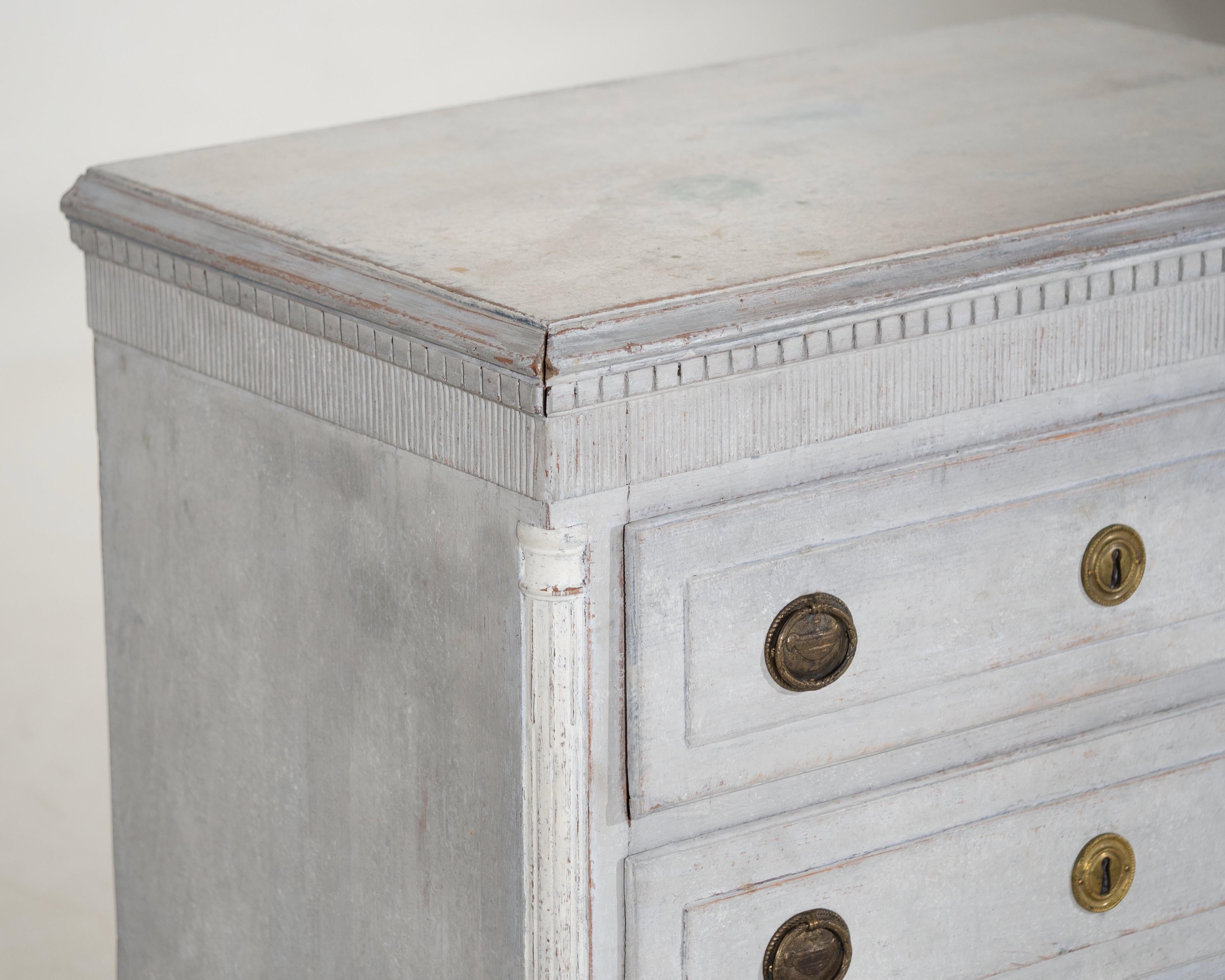 Bois Merveilleuse commode danoise avec coloums et sculptures, 19e siècle en vente