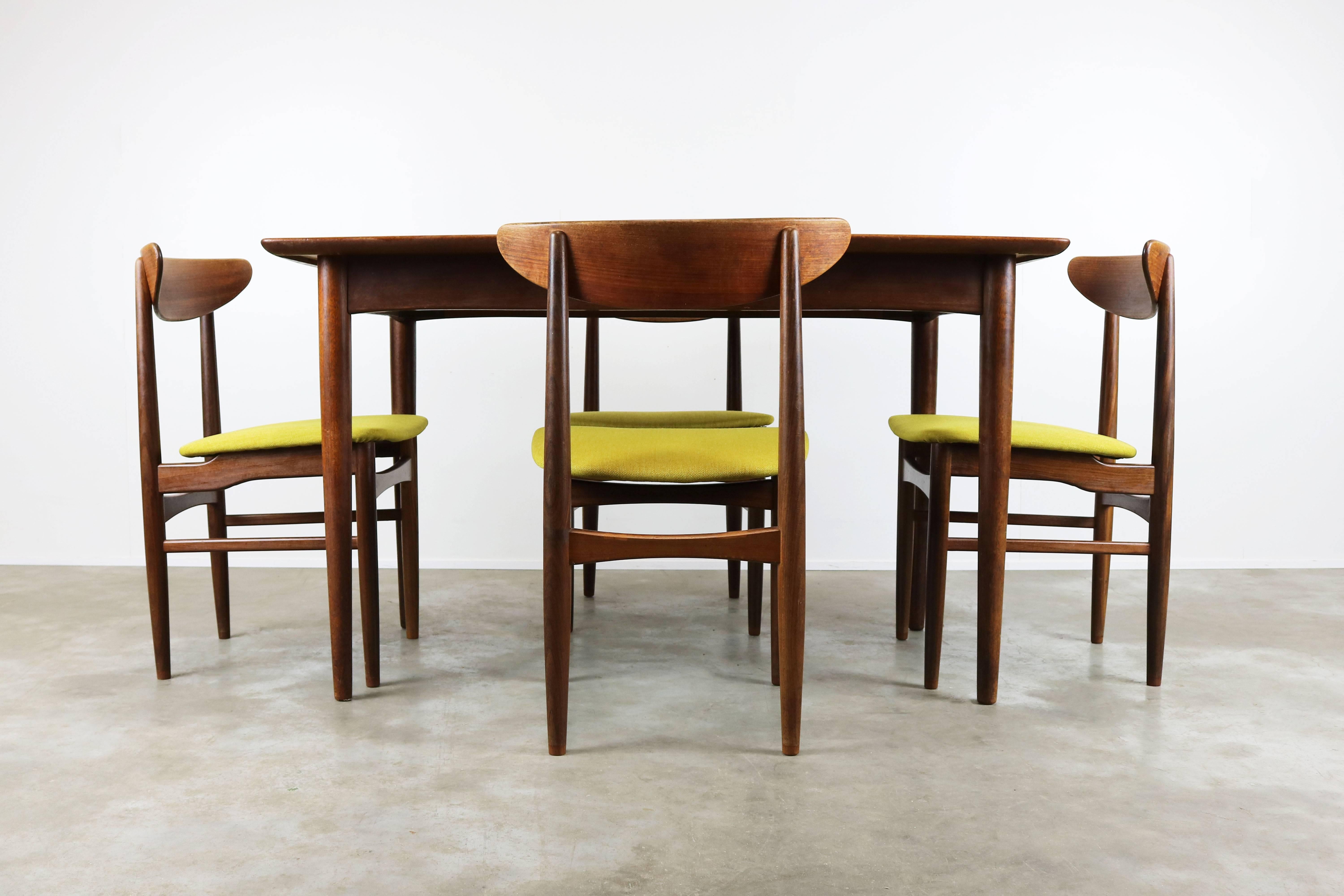 Wonderful Danish design dining room set designed and produced by Dyrlund in the 1950s. The set has four sculpted solid teak dining chairs and a extendable teak dining table. Dyrlund is known for their high quality and high craftsmanship furniture