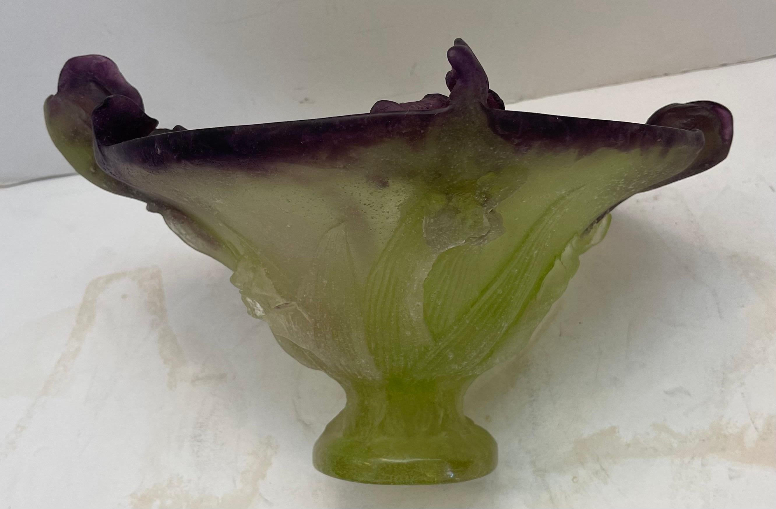 Français Merveilleux centre de table en verre d'art de Daum France Pate De Verre Iris Crystal Bowl  en vente