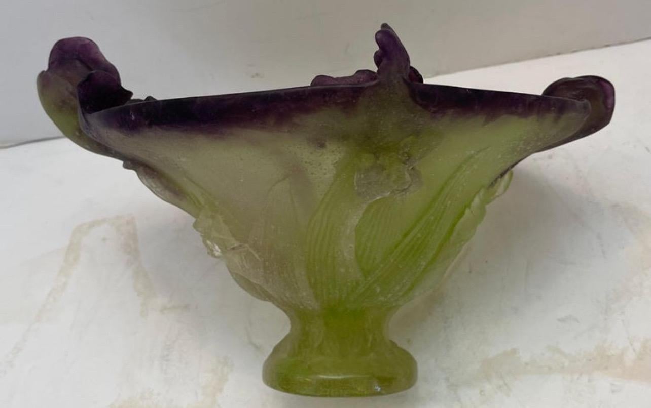 Français Merveilleux centre de table en verre d'art de Daum France Pate De Verre Iris Crystal Bowl  en vente