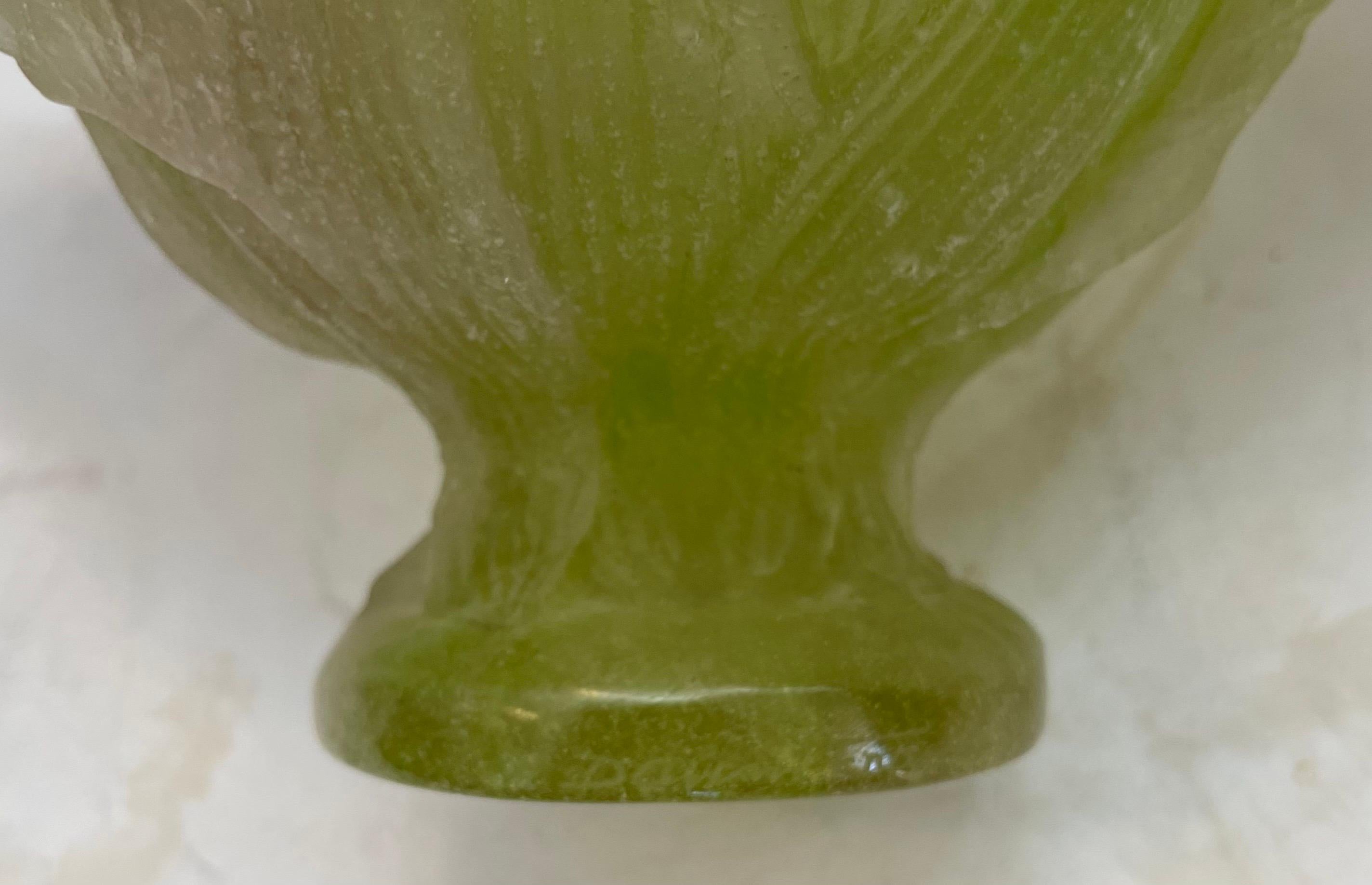 Merveilleux centre de table en verre d'art de Daum France Pate De Verre Iris Crystal Bowl  Bon état - En vente à Roslyn, NY