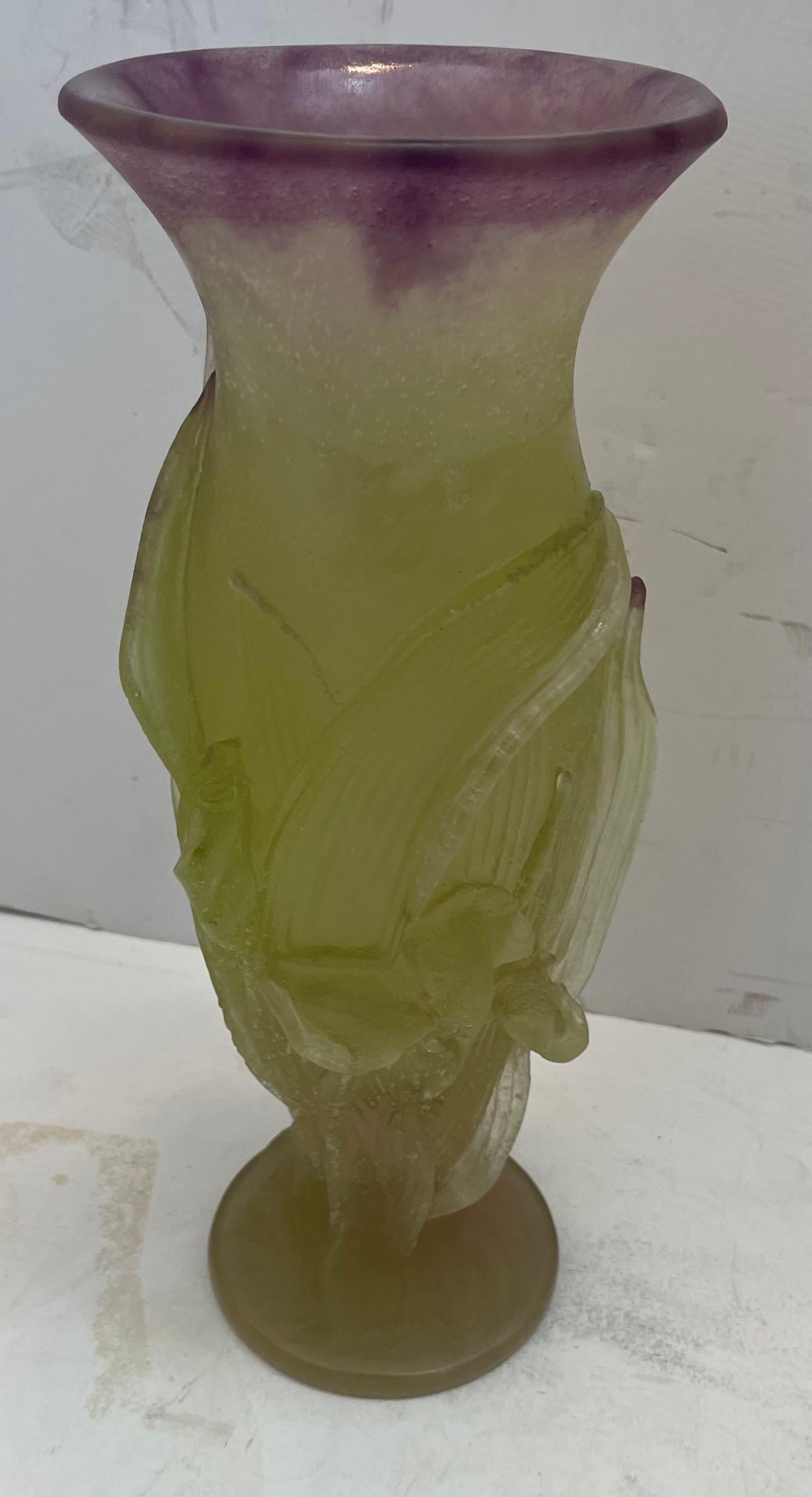 Merveilleux vase à fleurs d'iris en cristal de Daum France 