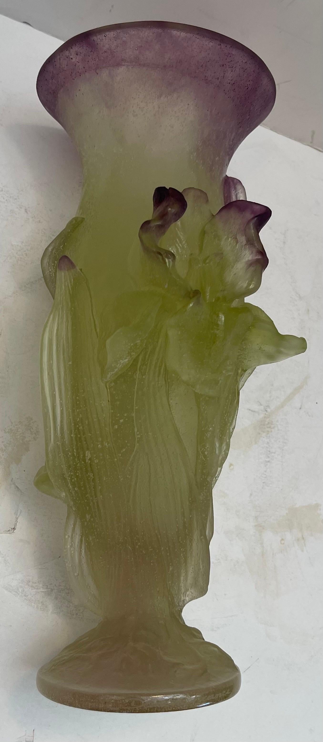 Moderne  Merveilleux vase à fleurs d' iris en cristal « Pate De Verre » de Daum France en vente