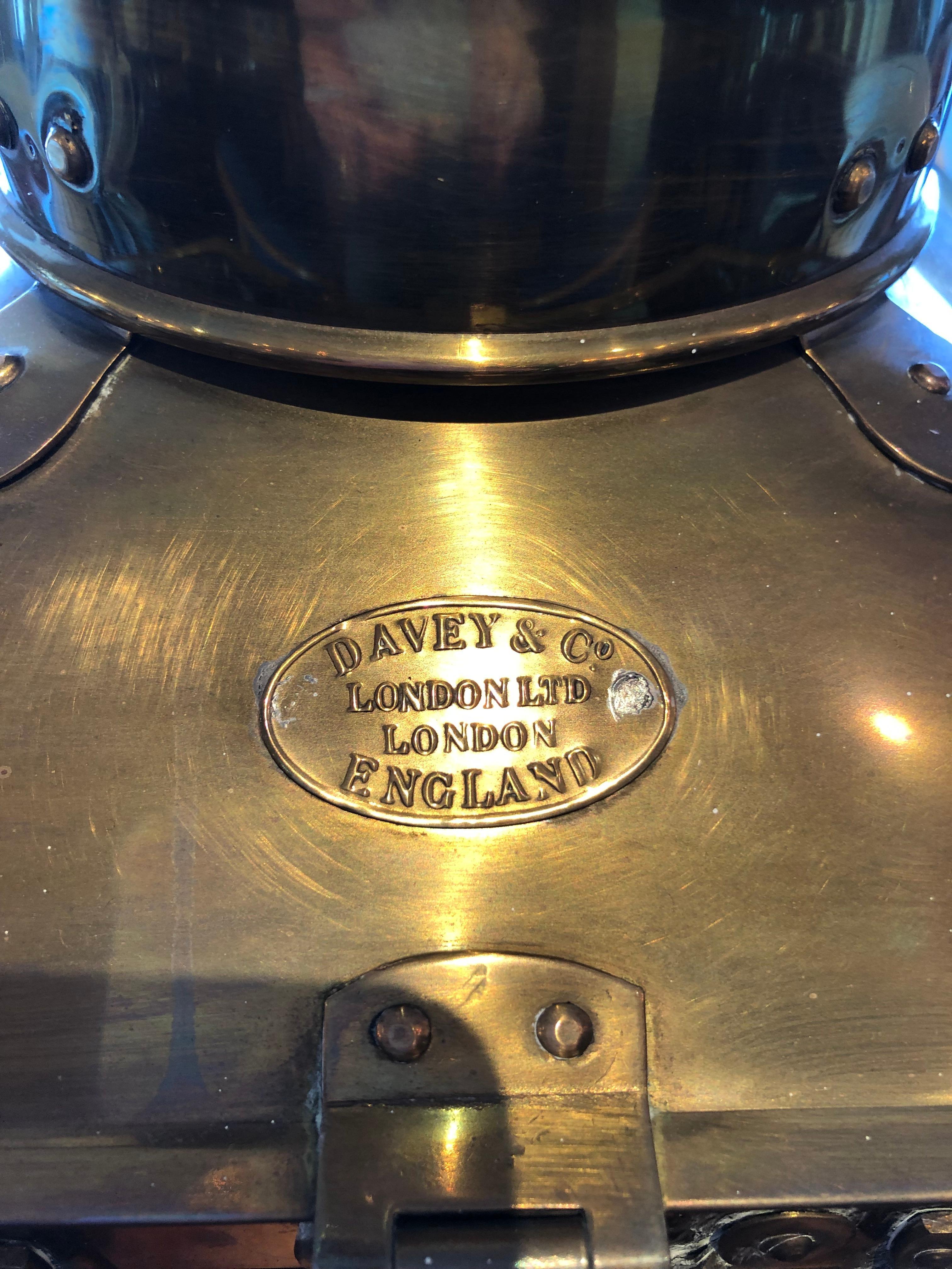 Piena di carattere nautico, una lanterna navale vintage in ottone e vetro di Davey & Co. è stata trasformata in una lampada da tavolo.  Timbro Davey & Co. sulla parte superiore, Londra Inghilterra.