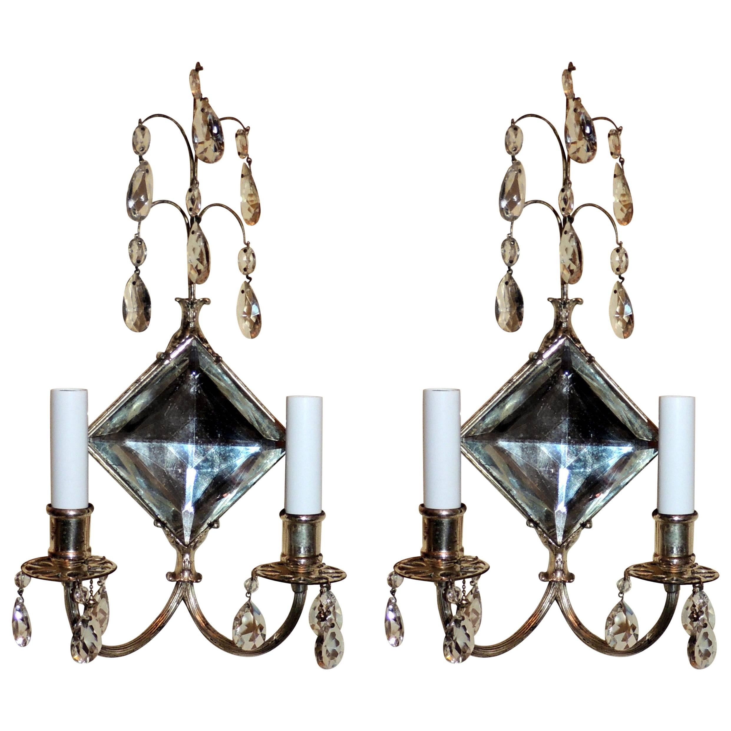 Meravigliose applique Caldwell a due bracci con specchio in cristallo diamantato e bronzo argentato, coppia