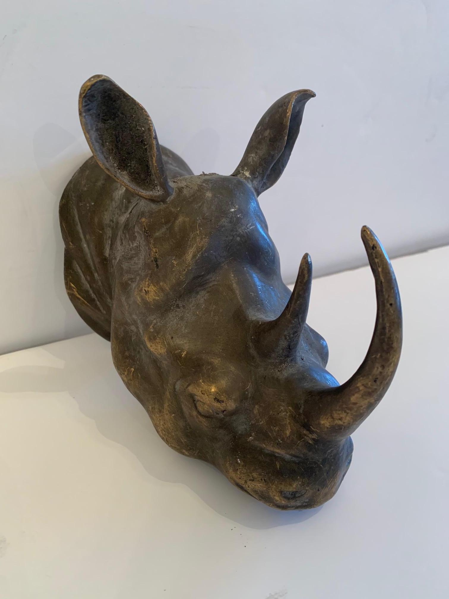 Une merveilleuse petite sculpture murale inattendue en bronze représentant une tête de rhinocéros.