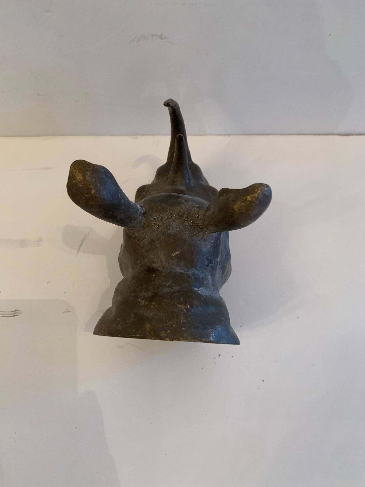 Milieu du XXe siècle Merveilleuse et petite sculpture murale de tête de rhinocéros en bronze