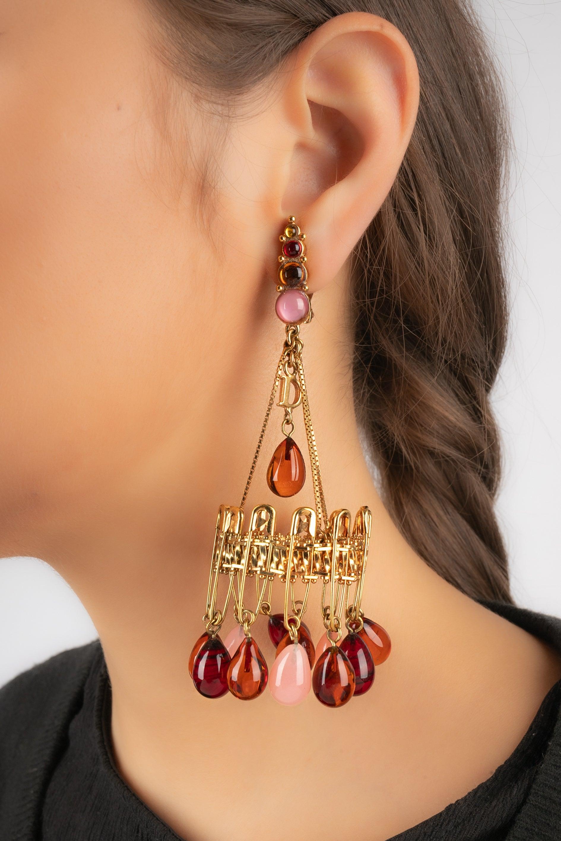 Dior - (Made in France) Orecchini a clip in metallo dorato con perle di vetro nei toni del rosa, rosso e arancione.

Informazioni aggiuntive:
Condizioni: Ottime condizioni
Dimensioni: Lunghezza: 12 cm

Riferimento del venditore: BO207
