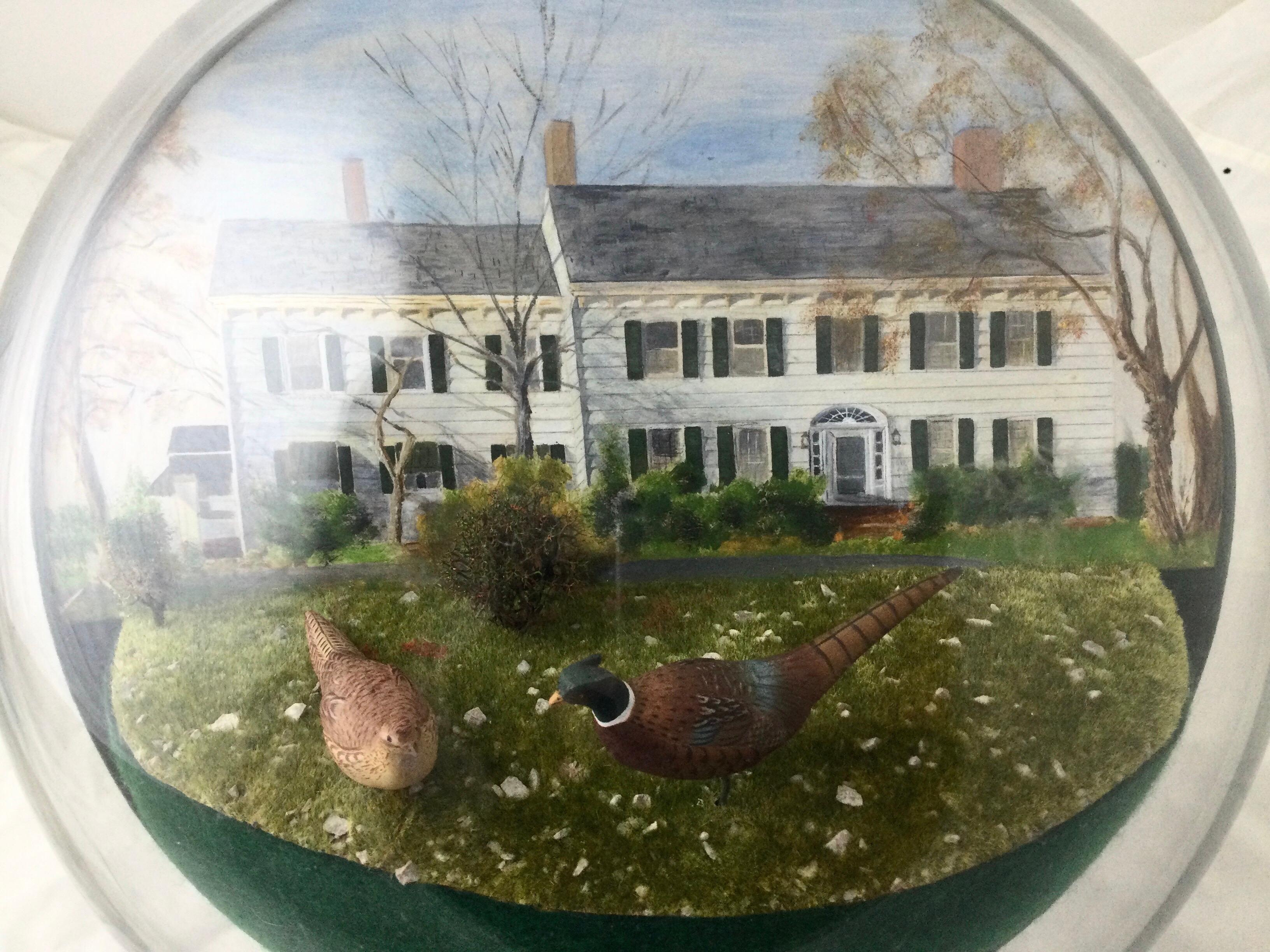 Wunderschönes rundes Diorama eines amerikanischen Hauses, handbemalt mit handgeschnitzten Vögeln. Das Haus sieht aus wie ein wunderschönes handgemaltes Aquarell. Die Vögel sind handgeschnitzt und bemalt. Sieht aus wie die Bäume und Ton sind gute