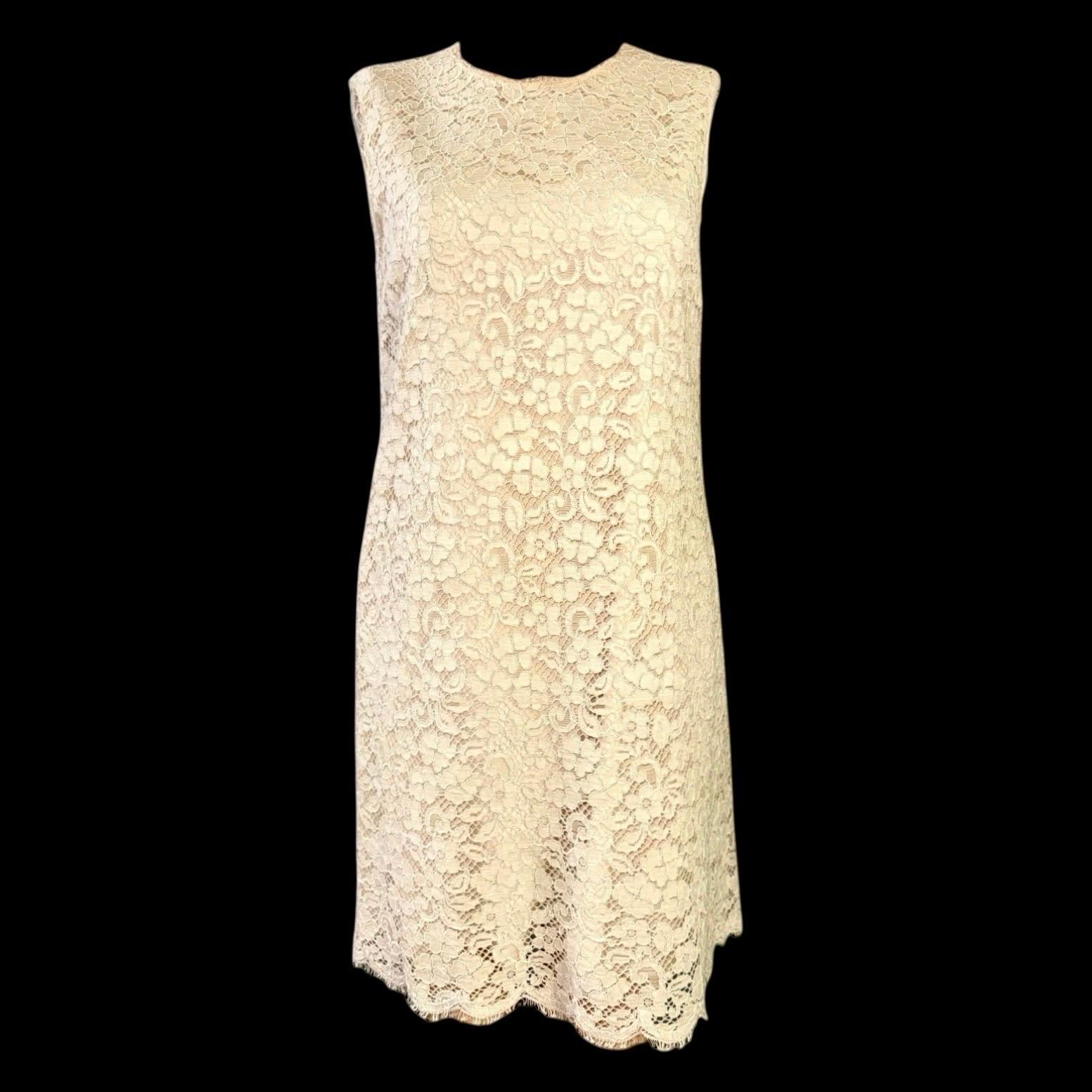 Magnifiquement coupée dans un tissu en dentelle fine, Dolce & Gabbana a créé une note d'inspiration rétro avec cette superbe robe droite.
Une pièce DOLCE & GABBANA qui vous accompagnera pendant des années
Tissu en dentelle
Bords