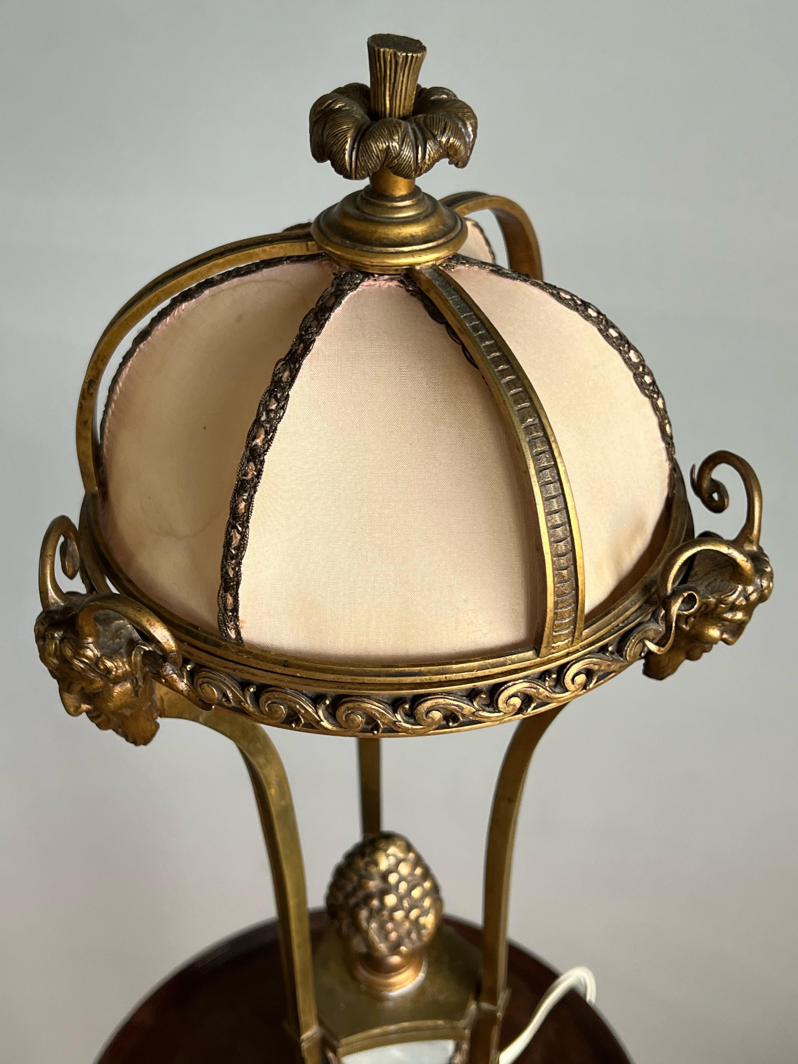 Wunderschöne Tisch-/Schreibtischlampe aus Bronze und Marmor mit Faun-Skulpturen, frühe 1900er Jahre (Handgeschnitzt) im Angebot