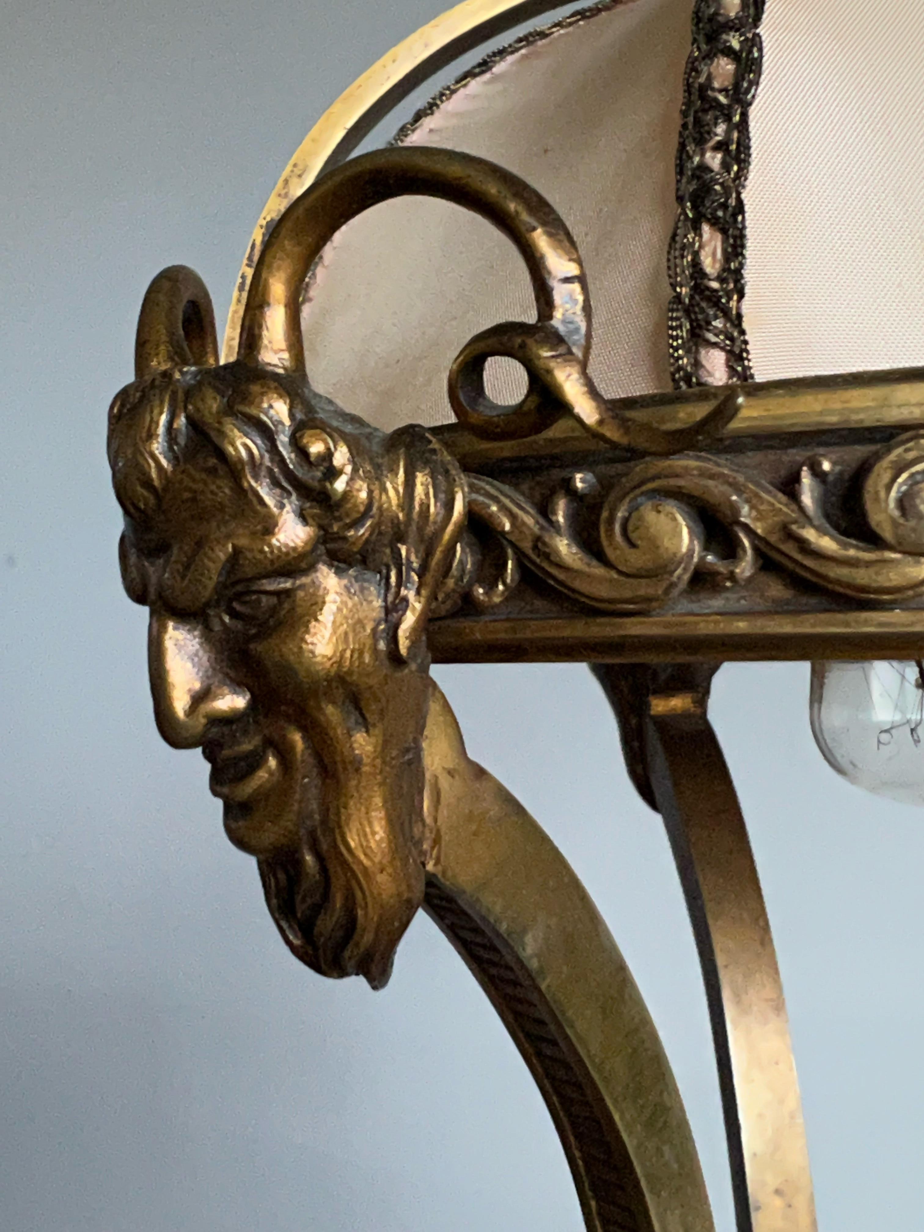 Maravillosa lámpara de sobremesa de bronce y mármol de principios de 1900 con esculturas de fauno en venta 1