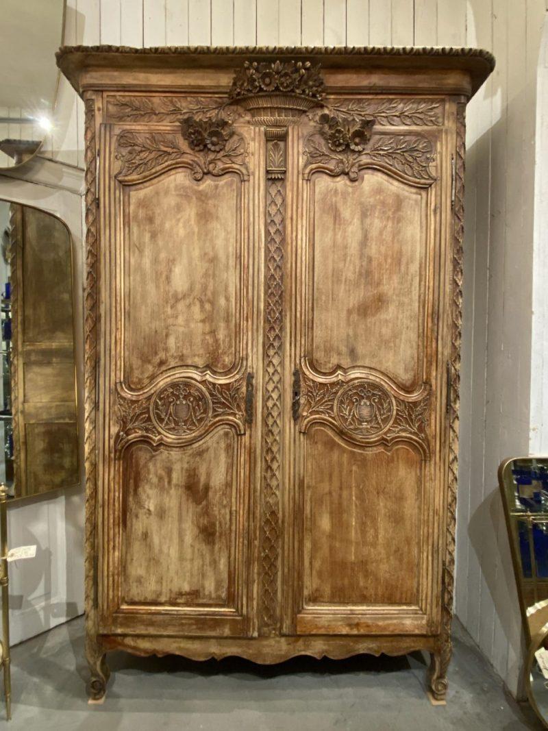 Merveilleuse armoire de mariage de style Louis XIV du début du 19e siècle.

Cette belle armoire est fabriquée en chêne sculpté à la main et provient de Normandie. Elle présente notamment des sculptures symboliques typiques des armoires de mariage de
