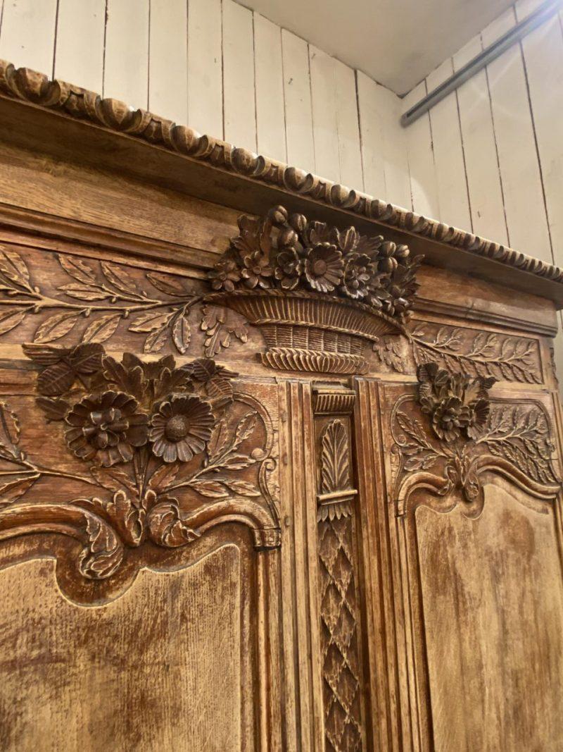 Début du 20ème siècle Merveilleuse armoire de mariage en Oak du début du 19e siècle, France en vente