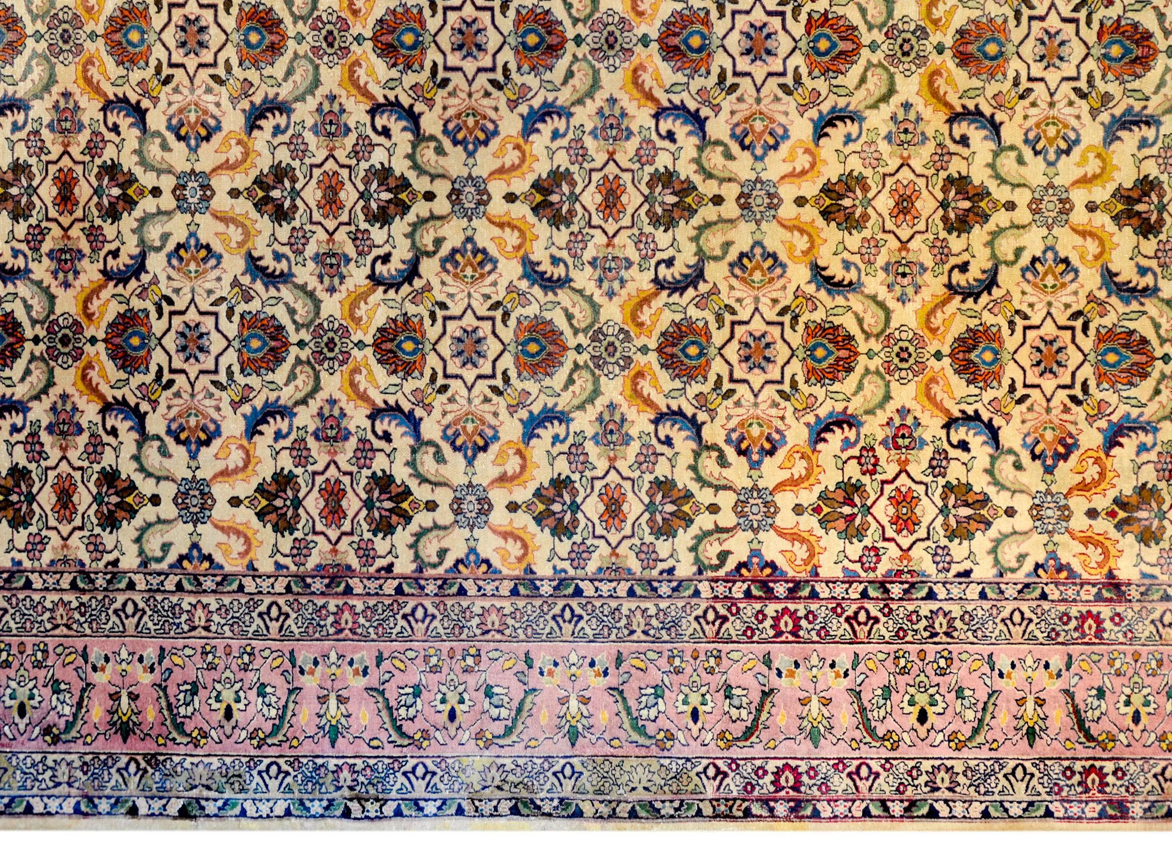 Wonderful Early 20th Century Agra Rug In Good Condition For Sale In Chicago, IL