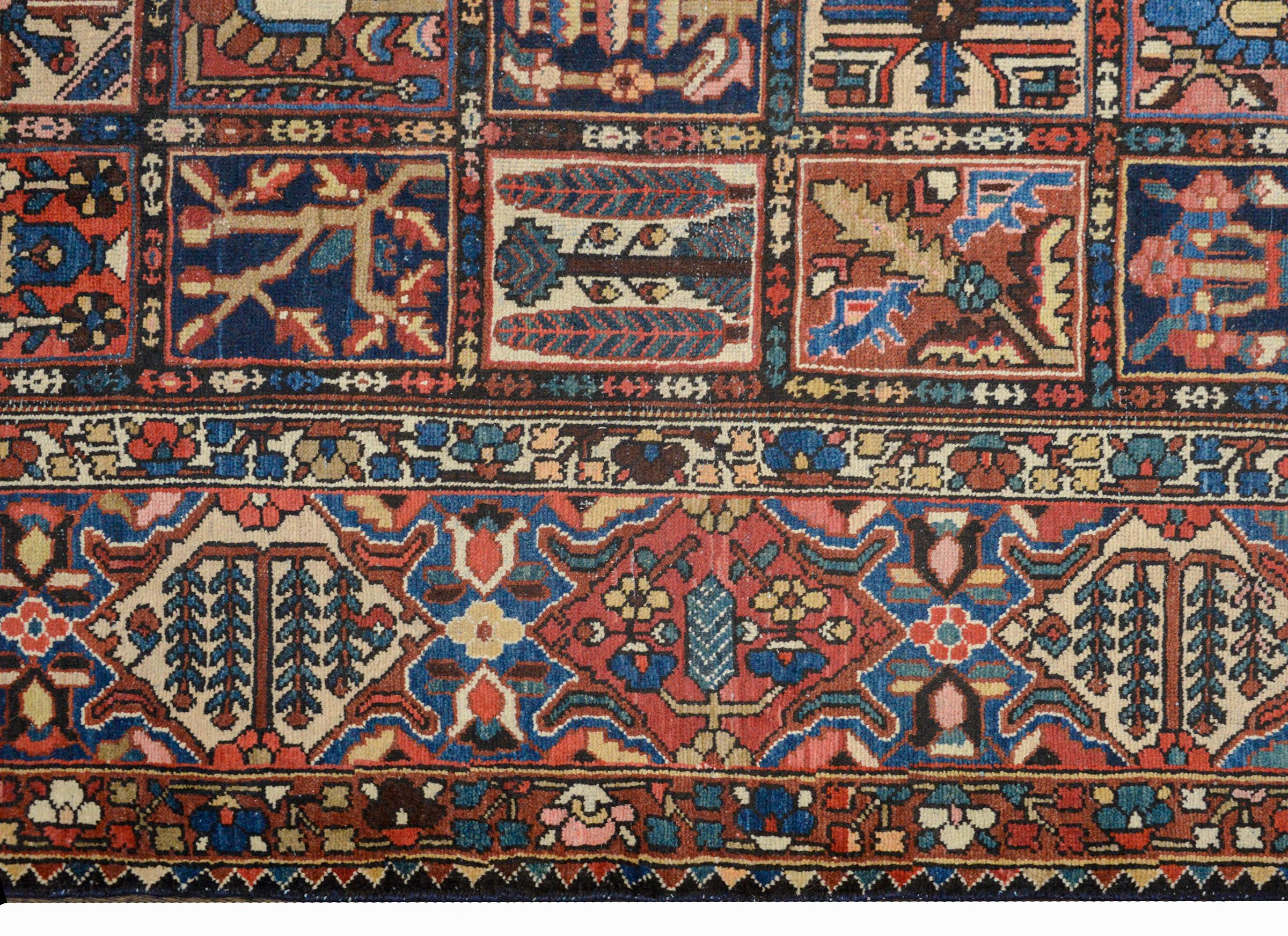 Wunderschöner Bakhtiari-Teppich aus dem frühen 20. Jahrhundert (Mitte des 20. Jahrhunderts) im Angebot