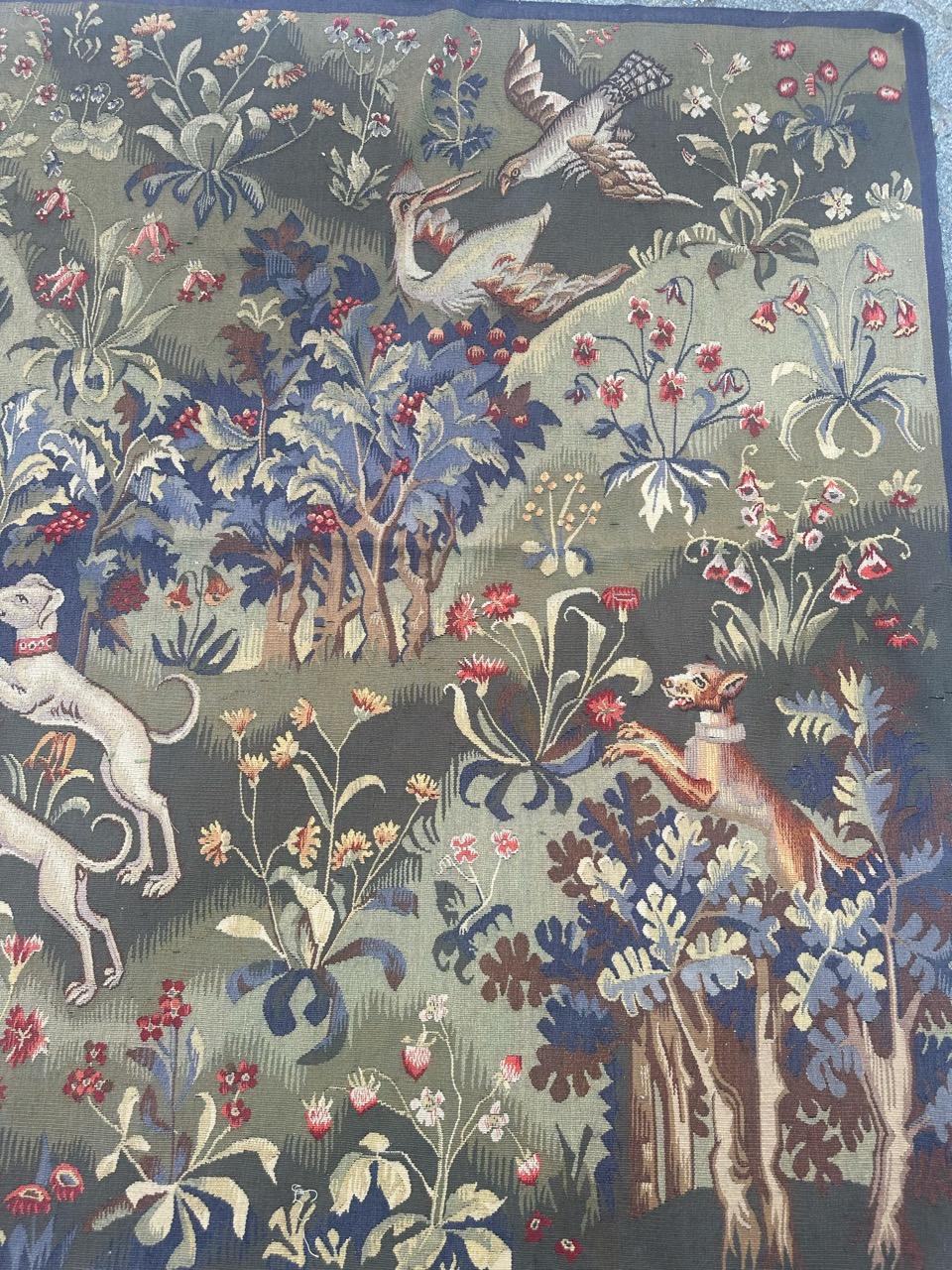 Très belle tapisserie ancienne d'Aubusson avec un joli motif médiéval et gothique représentant un jardin avec des animaux, avec de belles couleurs, avec du bleu, du vert, du marron, du rouge, du jaune et du rose, entièrement et finement tissée à la