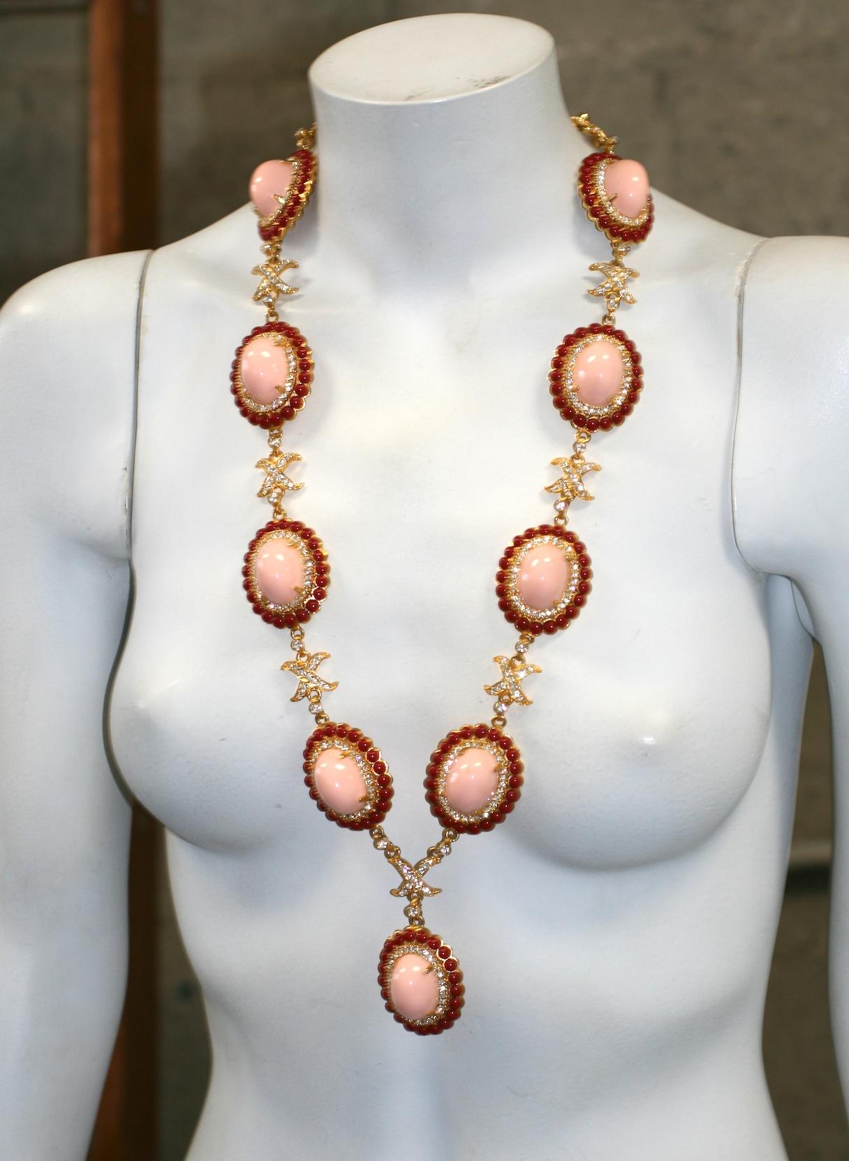 Magnifique collier à maillons en faux corail K.J.L. Excellent état - En vente à New York, NY