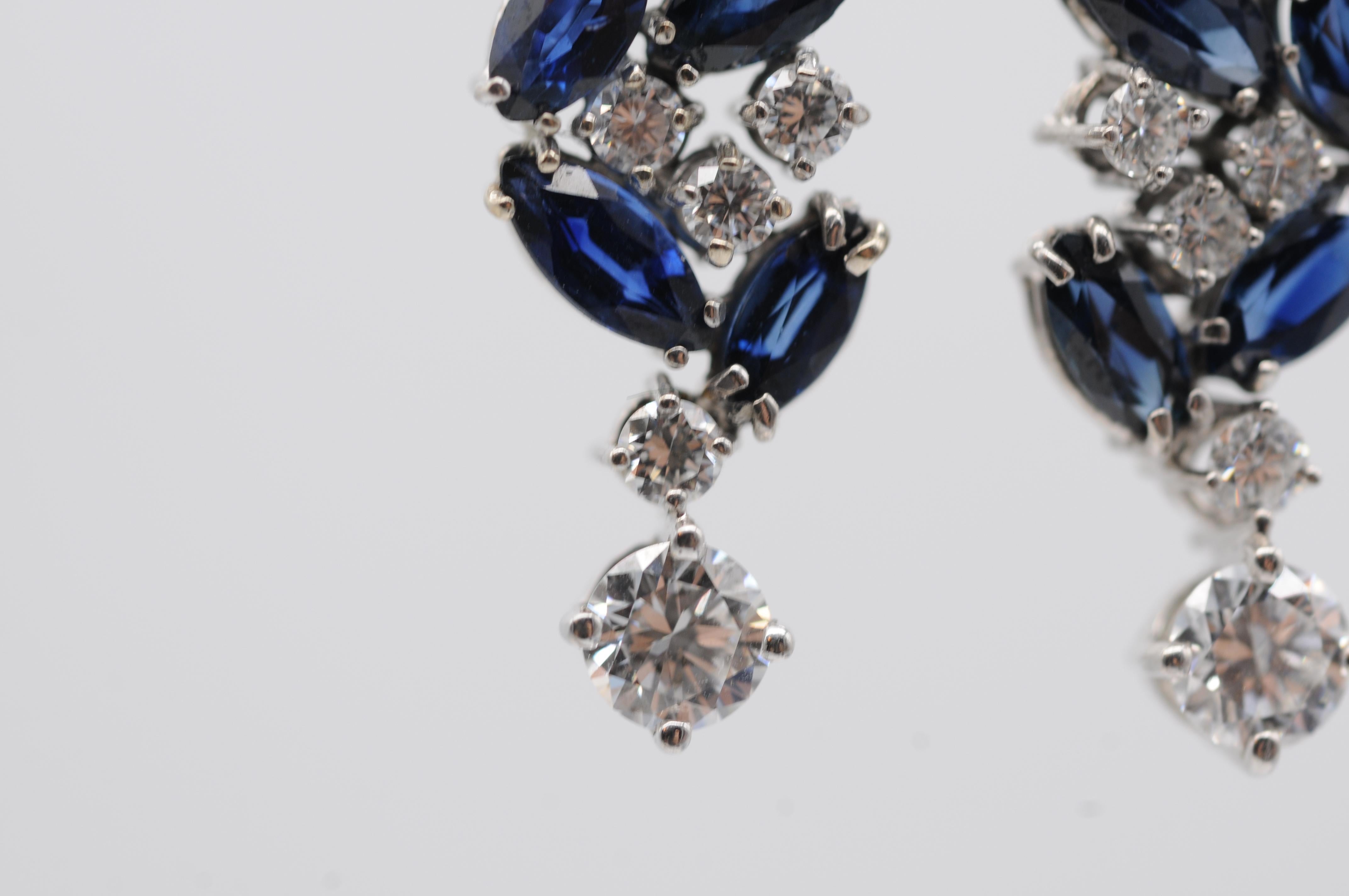 Maravillosos pendientes de oro blanco de 18 quilates con diamantes y zafiros. Corte brillante en venta