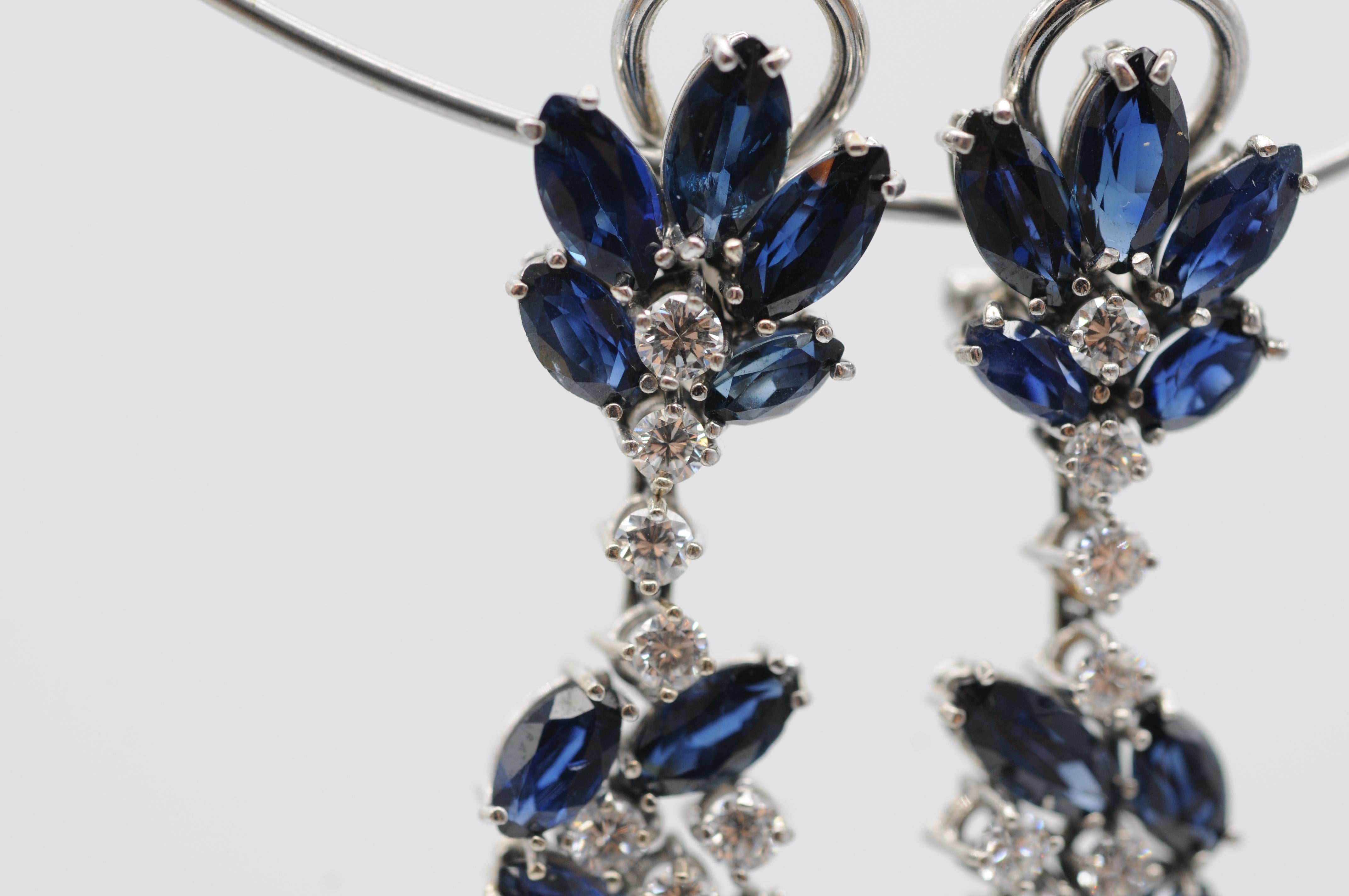 Wonderful earrings in 18k white gold with diamonds and sapphires. In Good Condition For Sale In Berlin, BE