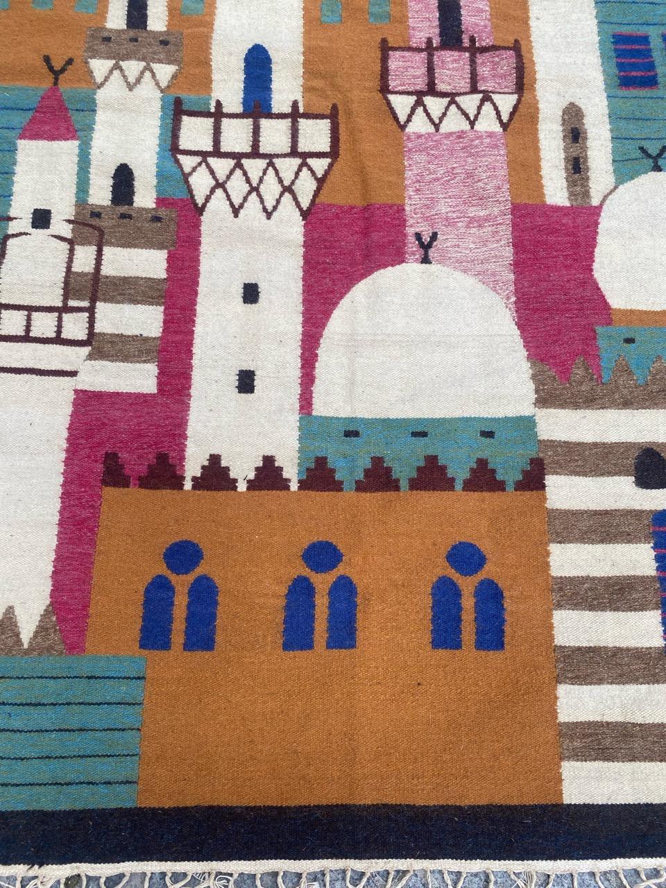 Belle tapisserie égyptienne du milieu du siècle (dans le style des tapisseries égyptiennes de l'école Ramsès Wissa Wassef), avec un beau dessin de mosquée dans la ville et de belles couleurs, entièrement tissée à la main avec de la laine sur une