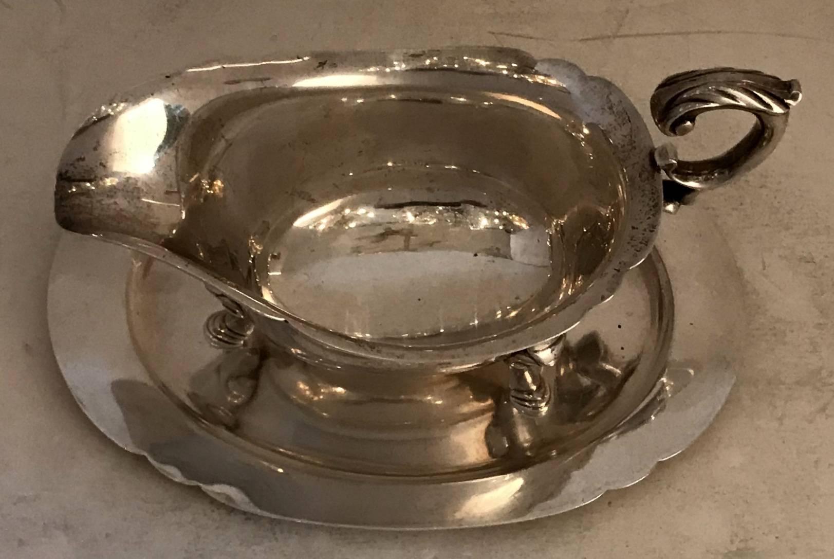 A wonderful sterling silver Tiffany & Co gravy boat and tray with scalloped edge and ornate handle.
No monogram, each is engraved on the bottom:
Tiffany & Co. sterling silver
22105 M