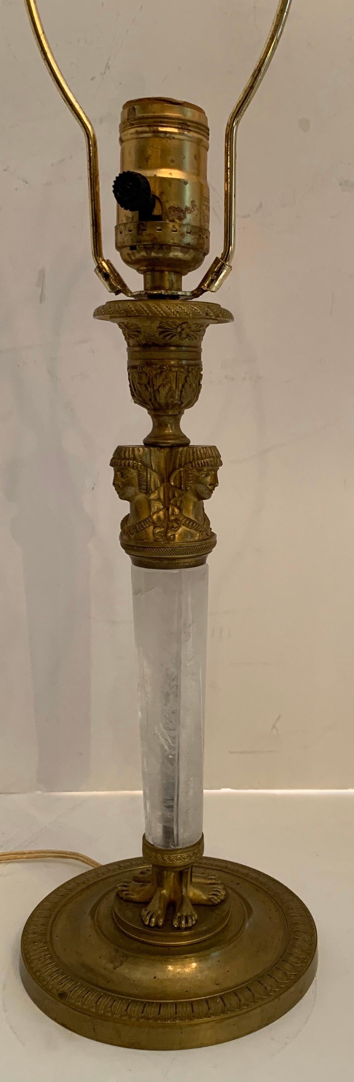 Wunderschöne Empire doré Bronze Bergkristall neoklassische Figur Leuchter Lampe
Auf dem Sockel gestempelt 