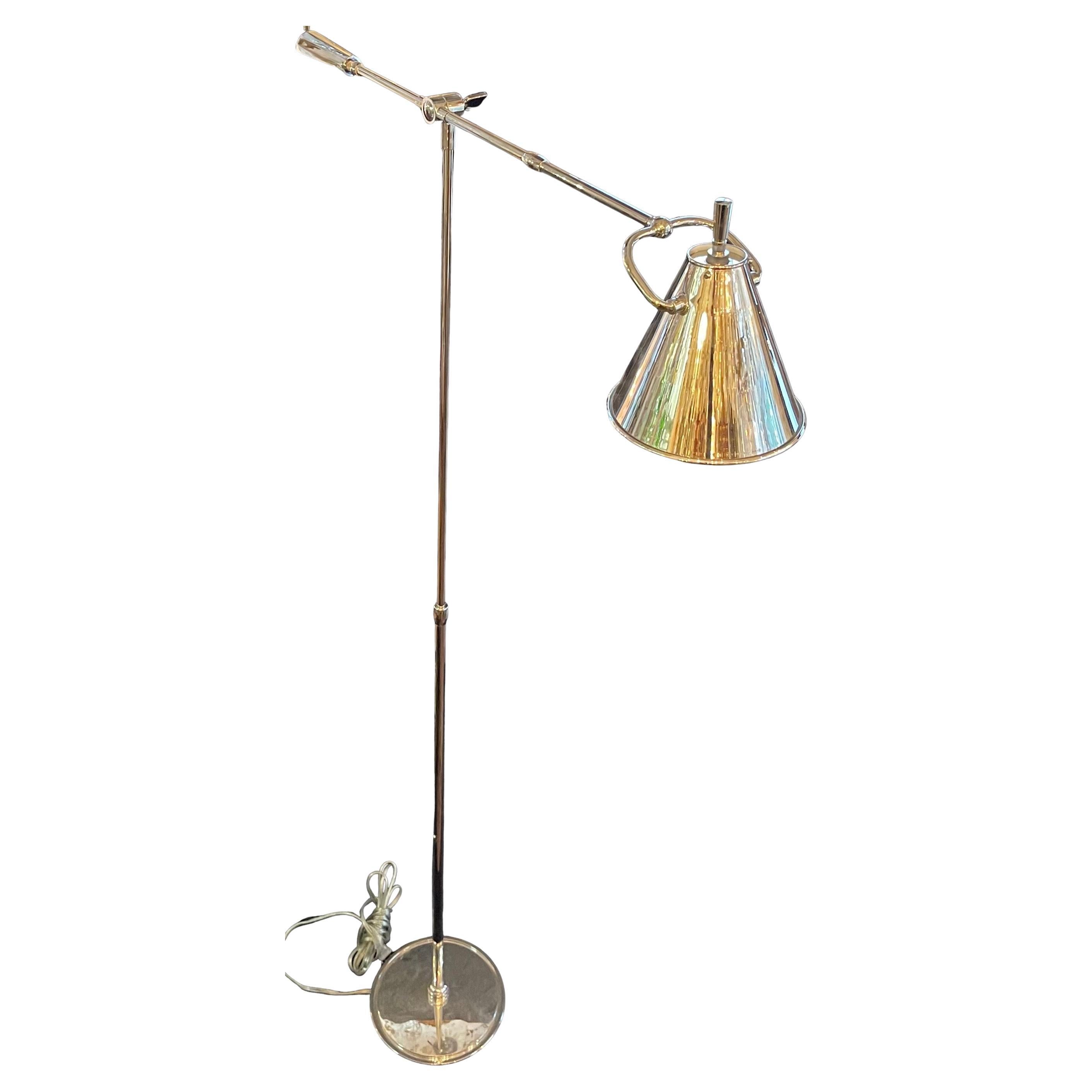 Una meravigliosa lampada da terra scultorea in stile Ralph Lauren con un equilibrio e una mobilità magistrali. Un braccio girevole consente possibilità di illuminazione illimitate in ambienti moderni o tradizionali.

L'altezza è regolabile...