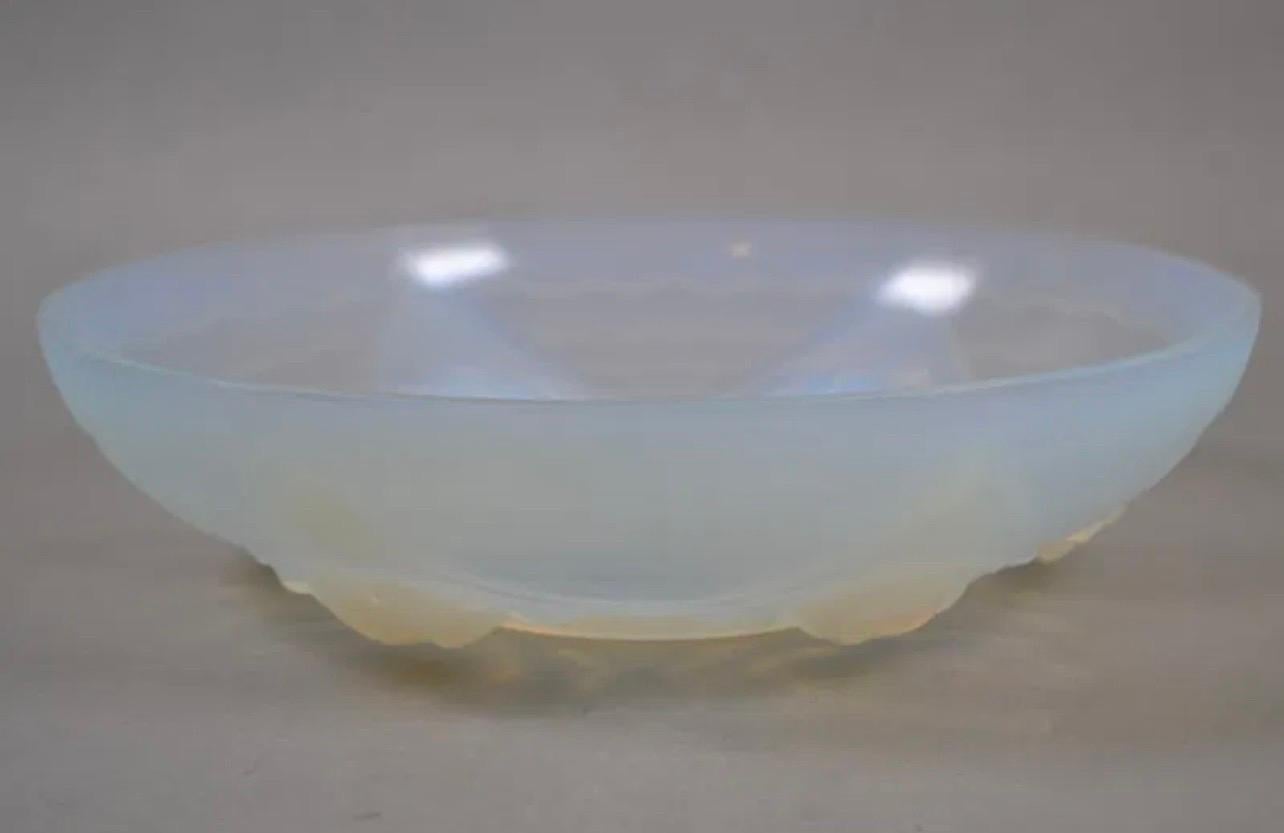 Maravilloso cuenco Ernest Sabino Art Glass esmerilado estilo Art Decó con centro de mesa floral
 H: 2 3/4