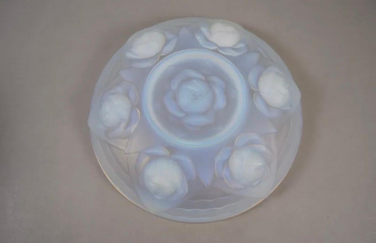 Maravilloso Cuenco Floral Ernest Sabino Esmerilado Art Glass Deco en Bueno estado para la venta en Roslyn, NY
