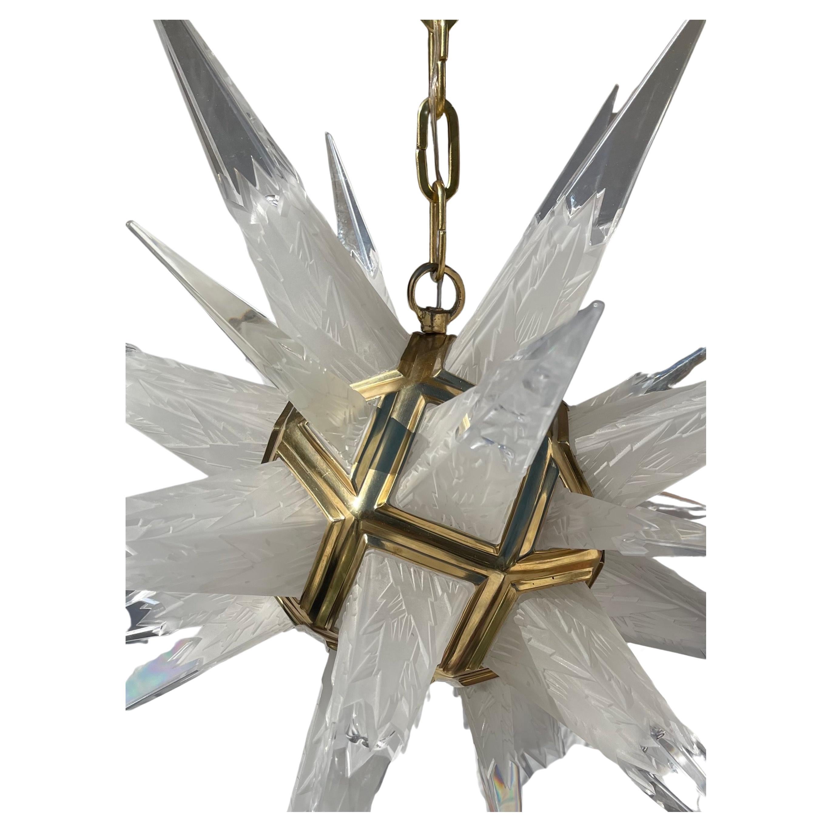 Buriné Merveilleux lustre suspendu en laiton poli avec étoile en cristal gravé Sputnik en vente