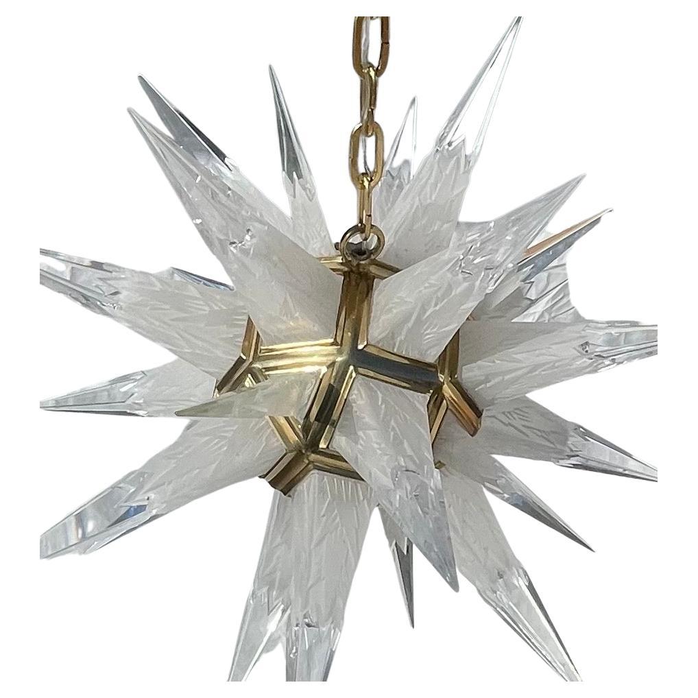 Laiton Merveilleux lustre suspendu en laiton poli avec étoile en cristal gravé Sputnik en vente