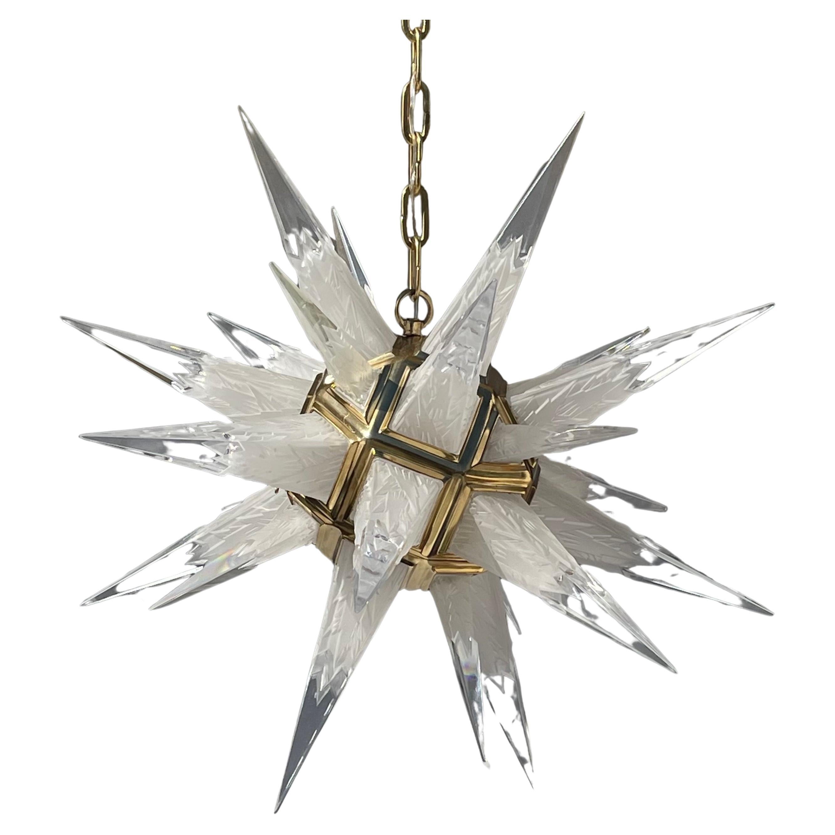 Merveilleux lustre suspendu en laiton poli avec étoile en cristal gravé Sputnik en vente 1