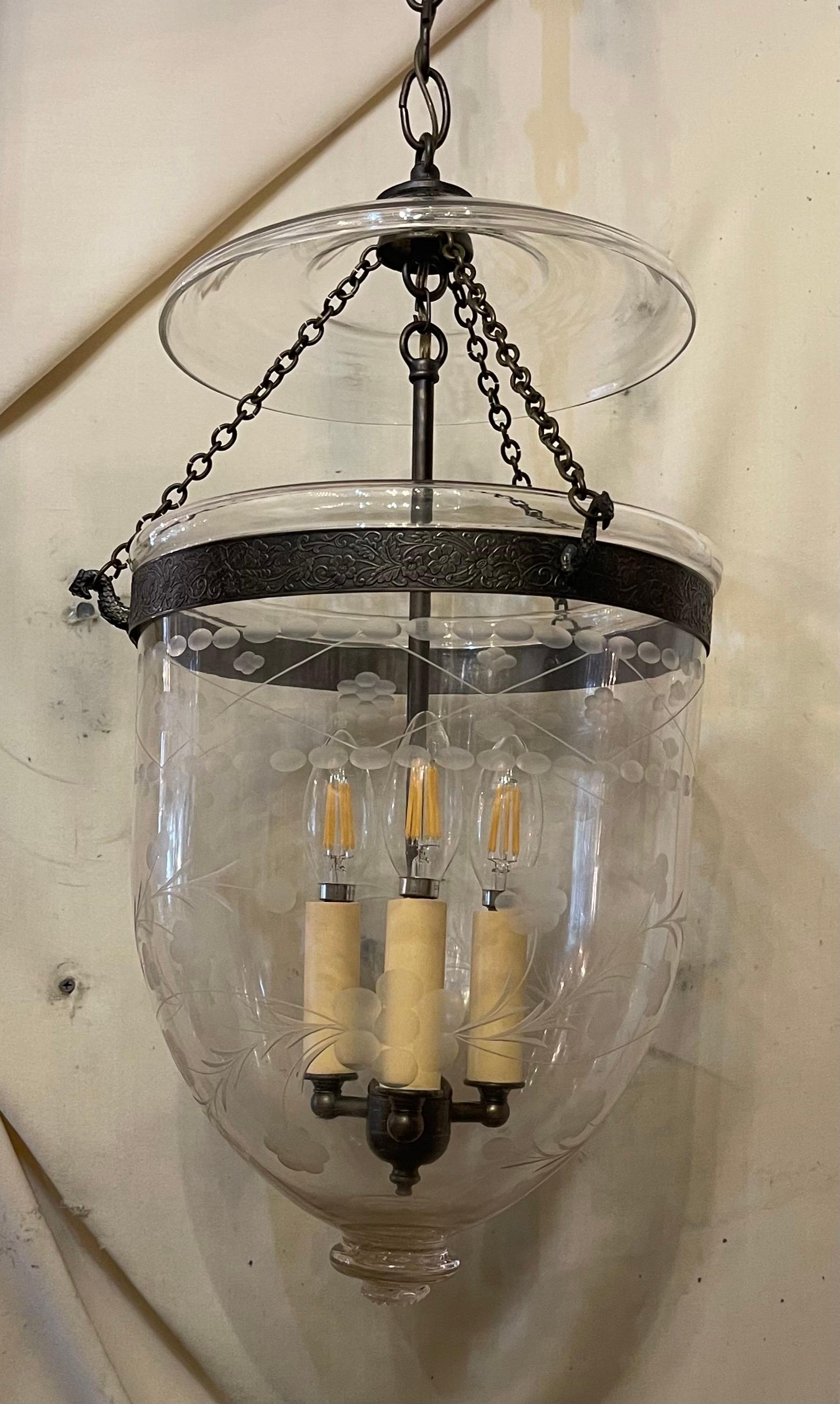 Merveilleuse lanterne en verre gravé avec feuilles et fleurs, avec quincaillerie en laiton et 3 douilles candélabres. 
