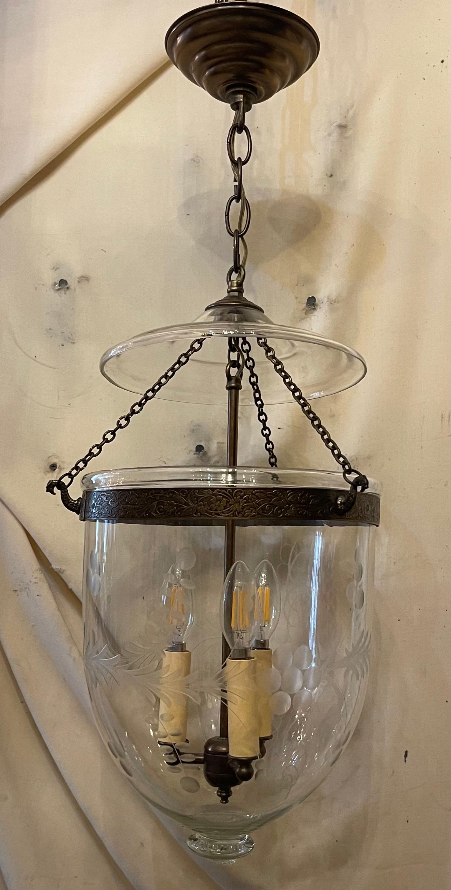 Merveilleuse lanterne en verre gravé avec feuilles et fleurs, avec quincaillerie en laiton et 3 douilles candélabres. 
