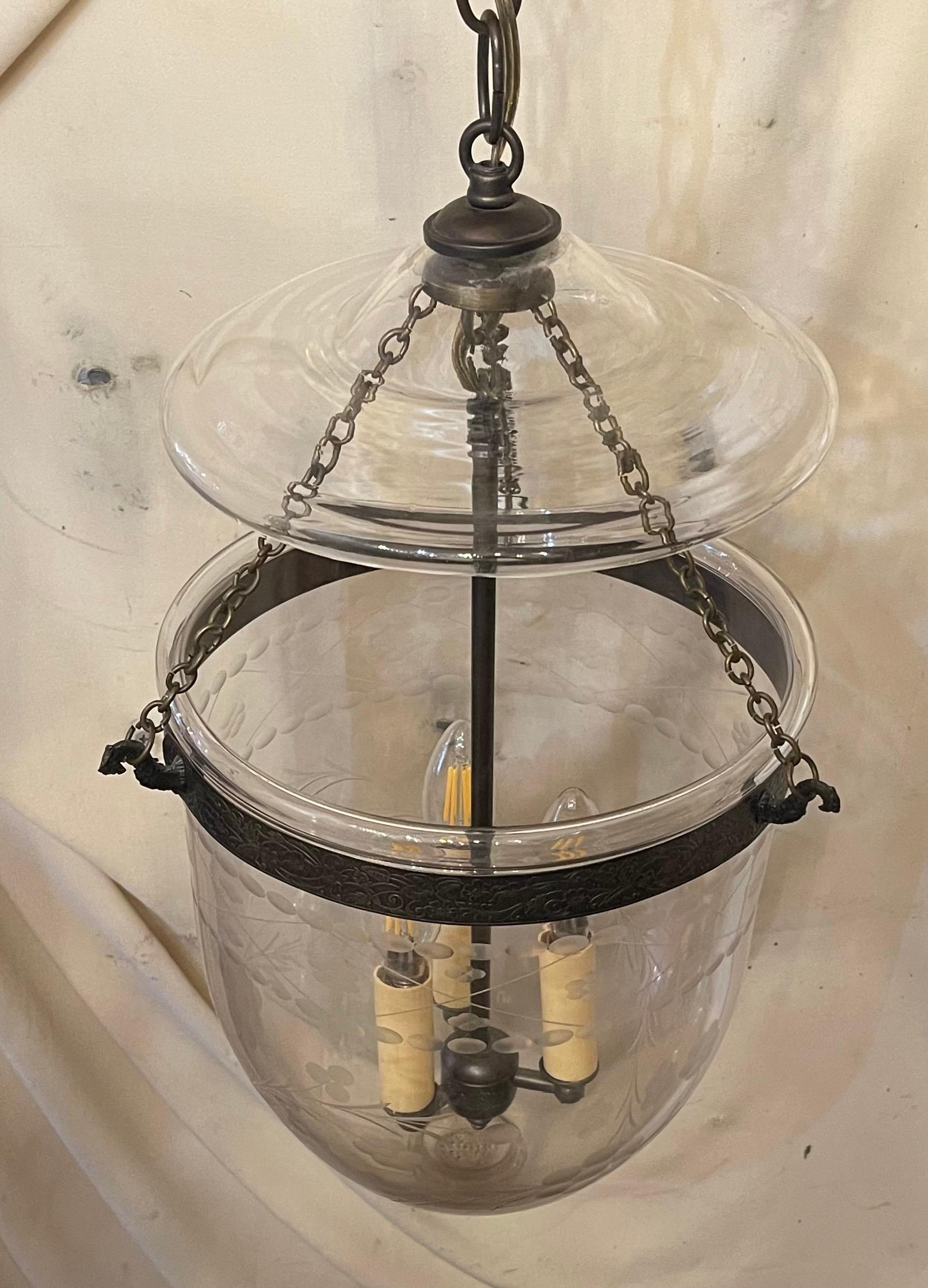 Regency Merveilleuse lanterne à clochettes en verre gravé avec feuilles et fleurs, luminaire en laiton en vente