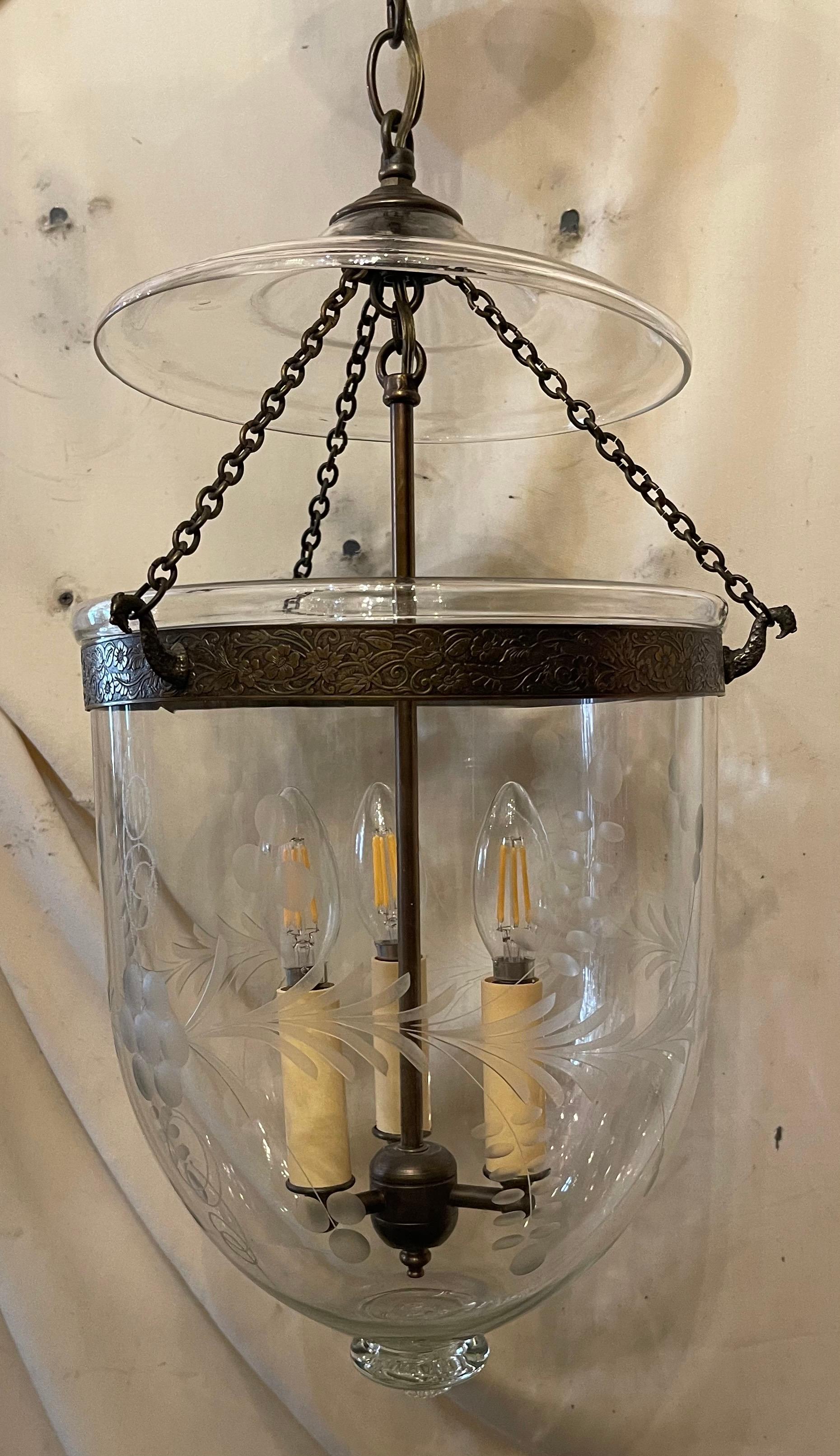 Regency Merveilleuse lanterne à clochettes en verre gravé avec feuilles et fleurs, luminaire en laiton en vente