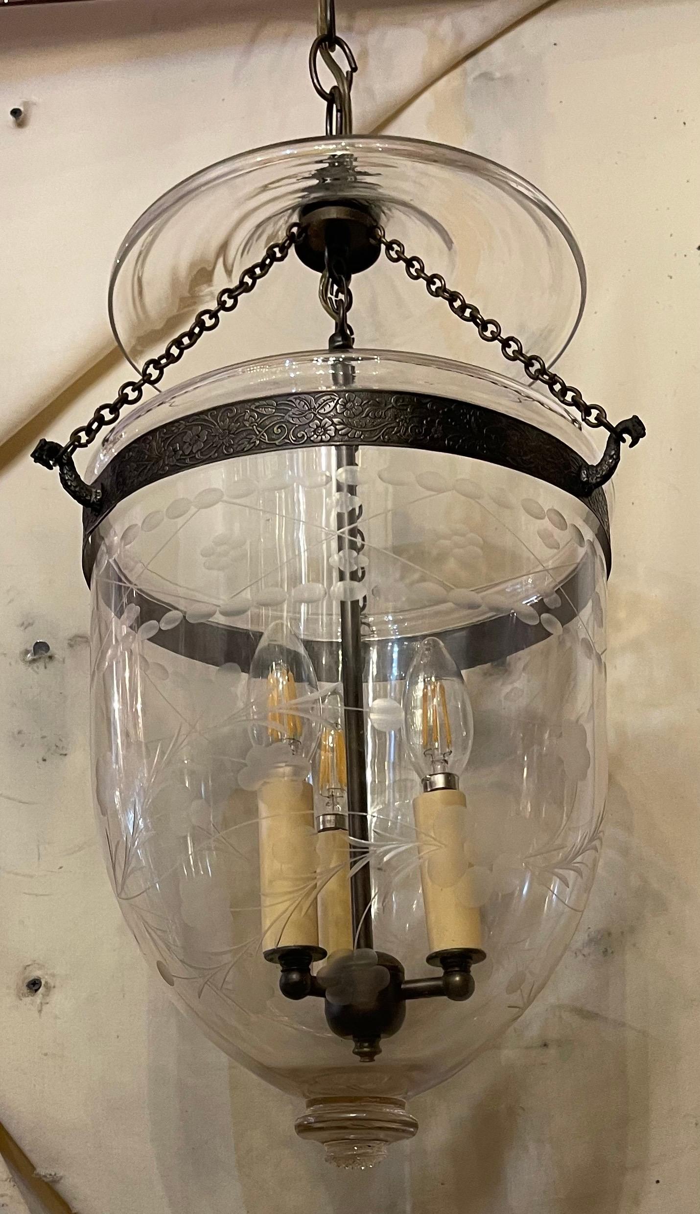 Buriné Merveilleuse lanterne à clochettes en verre gravé avec feuilles et fleurs, luminaire en laiton en vente