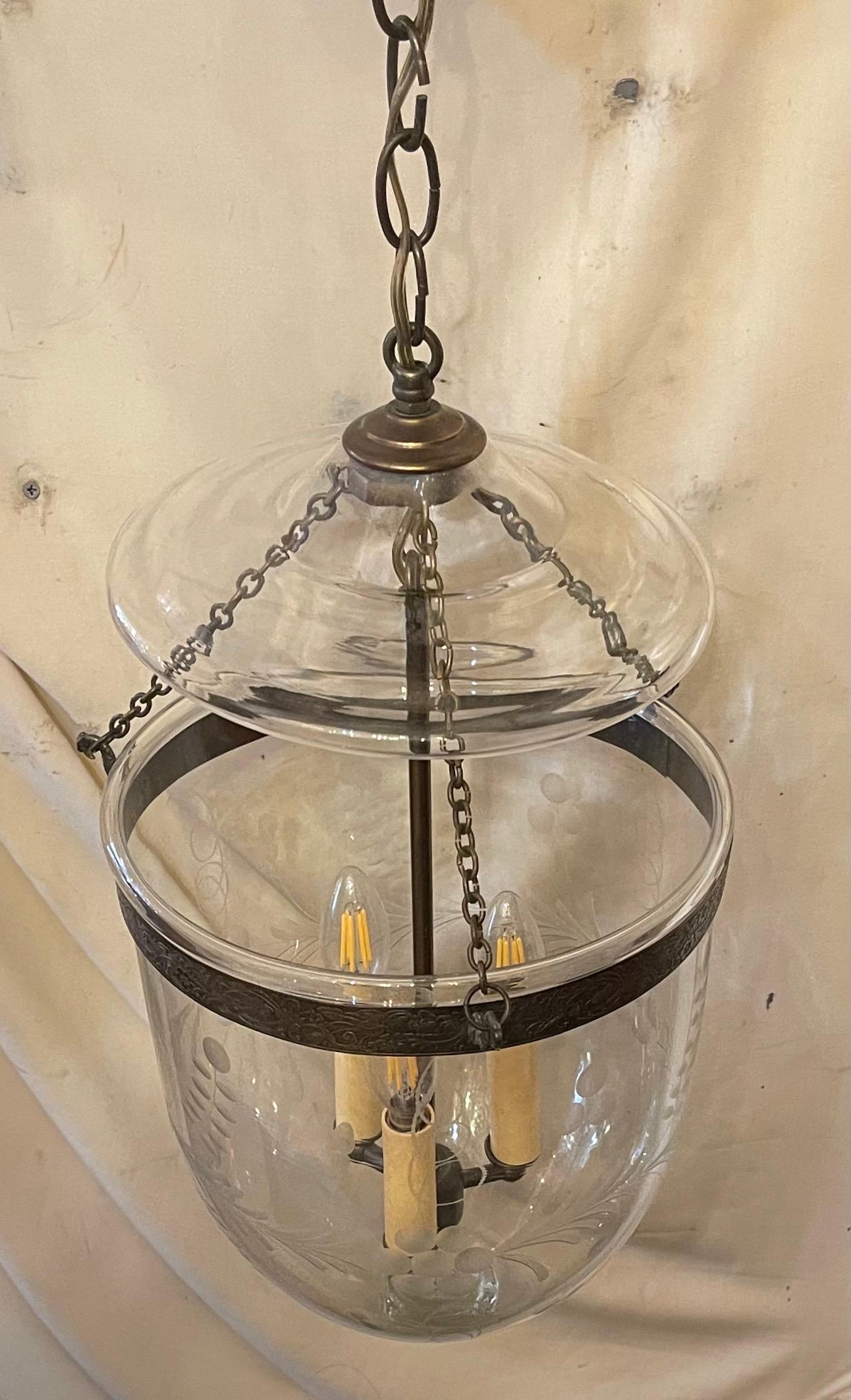Buriné Merveilleuse lanterne à clochettes en verre gravé avec feuilles et fleurs, luminaire en laiton en vente