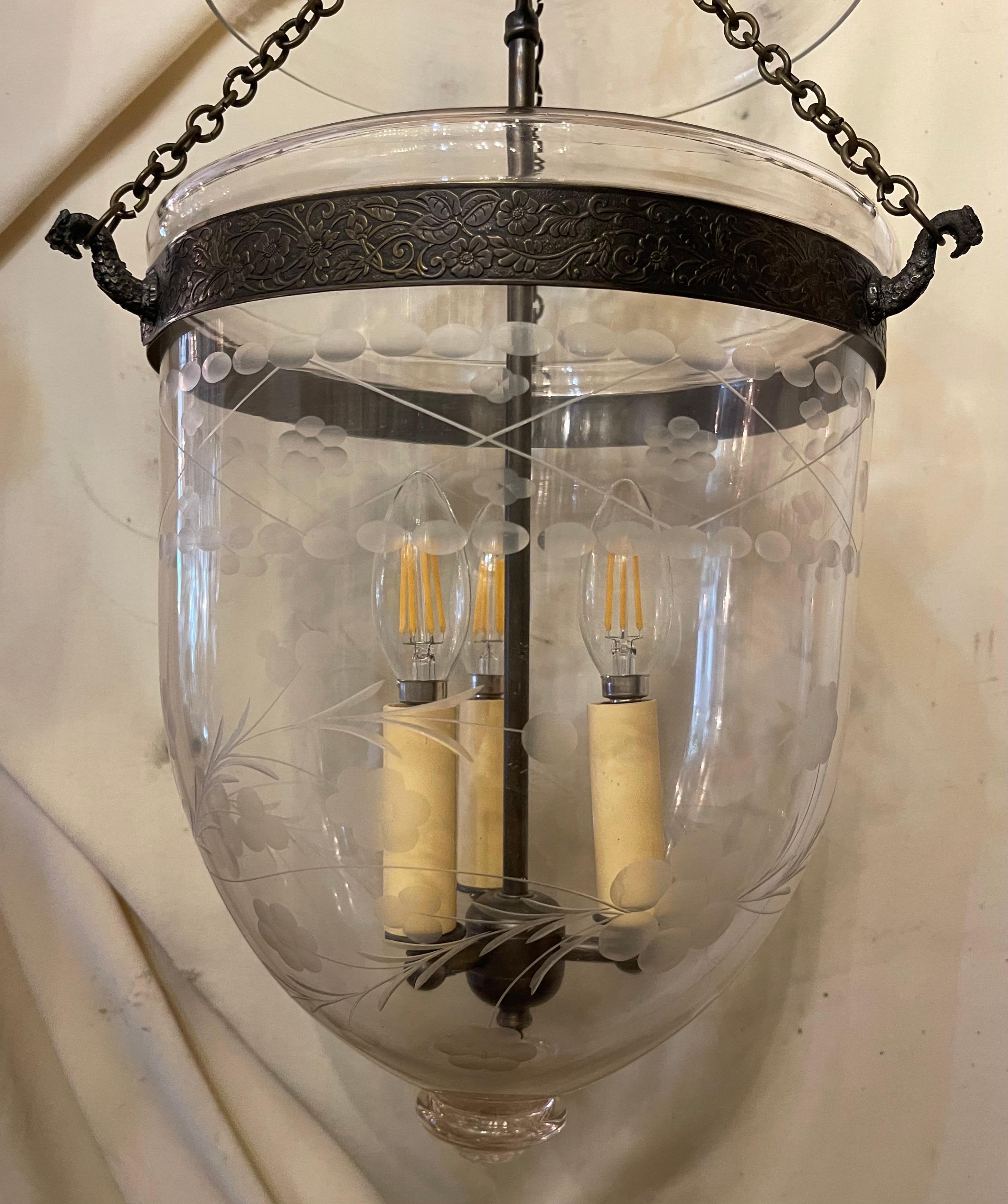 Merveilleuse lanterne à clochettes en verre gravé avec feuilles et fleurs, luminaire en laiton Bon état - En vente à Roslyn, NY