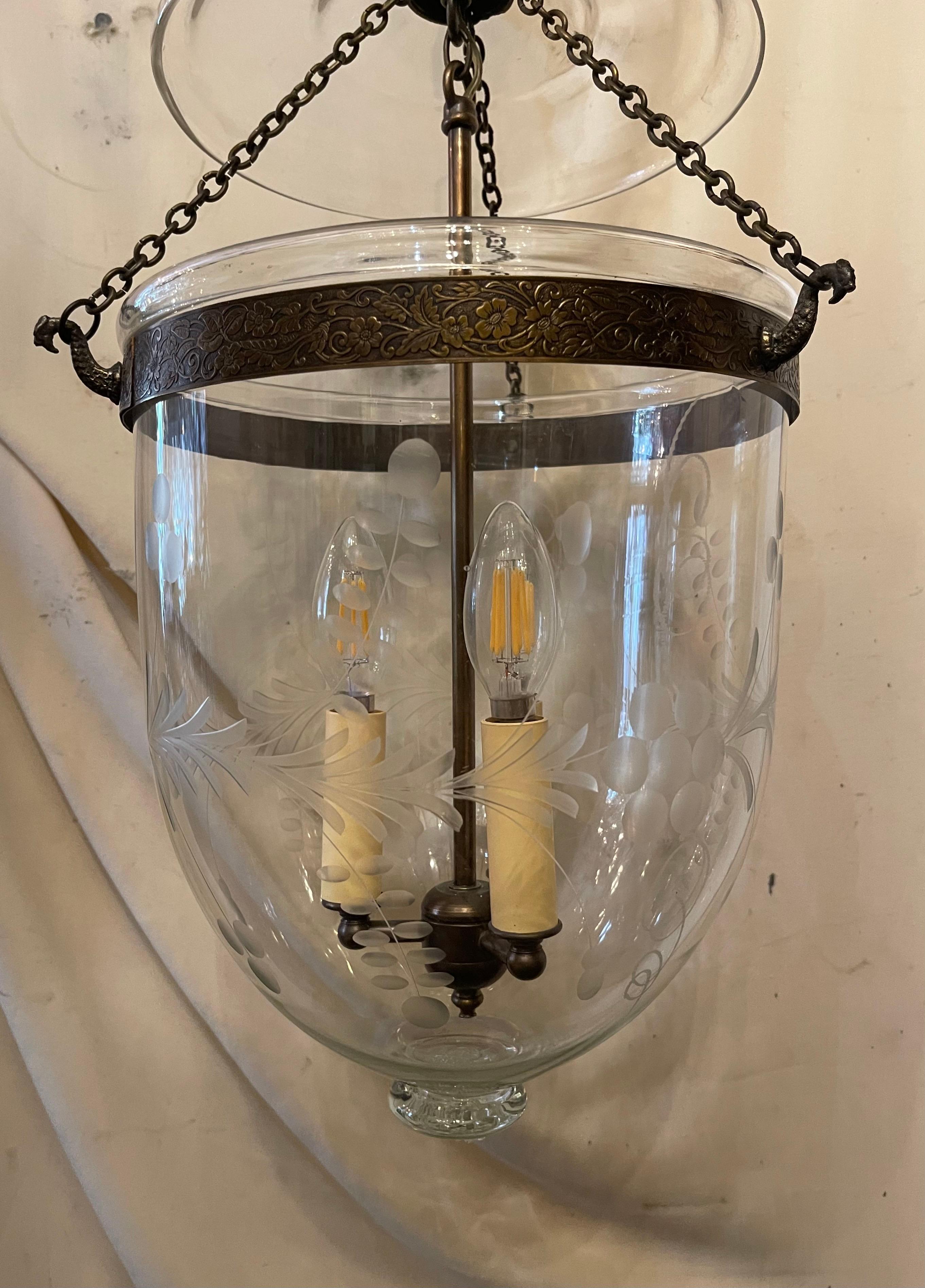 Merveilleuse lanterne à clochettes en verre gravé avec feuilles et fleurs, luminaire en laiton Bon état - En vente à Roslyn, NY